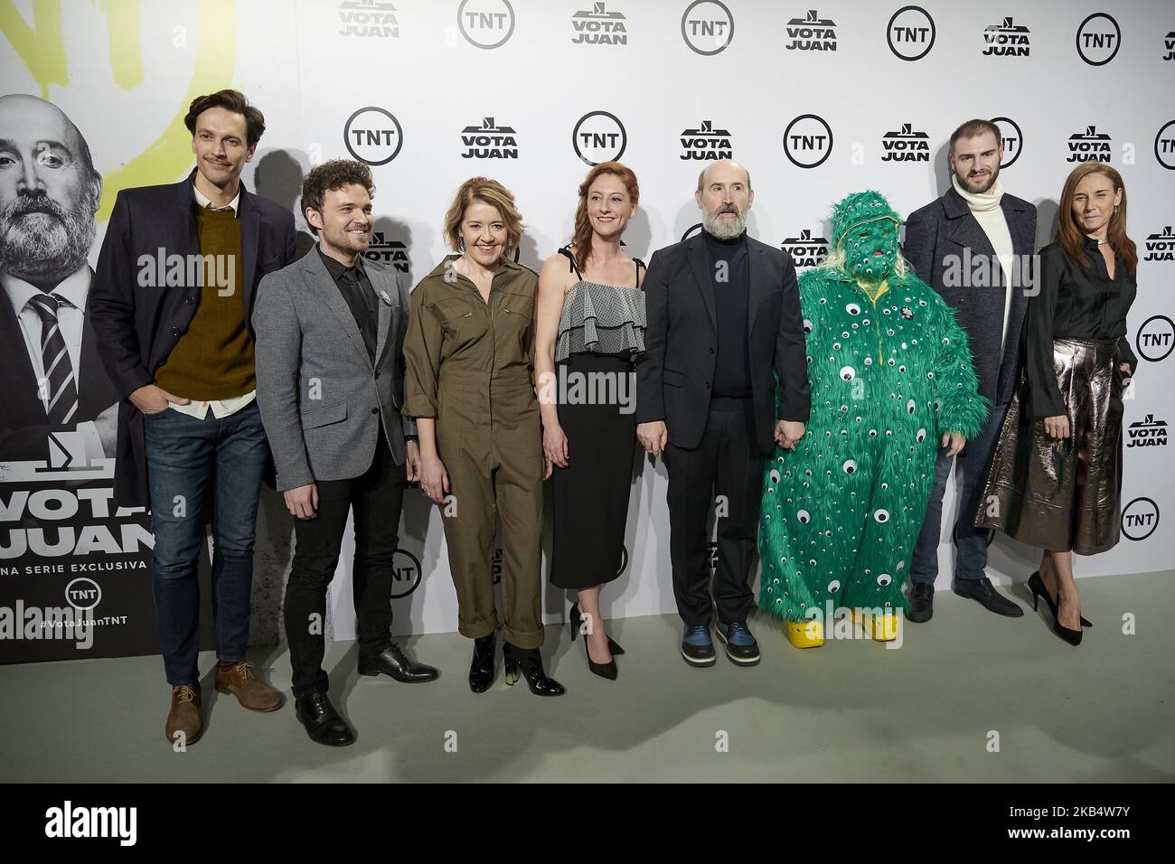 Die Crew des Films nimmt an der Premiere der Fernsehserie „Vota Juan“ im Capitol Cinema in Madrid, Spanien, am 24. Januar 2019 Teil (Foto: Gabriel Maseda/NurPhoto) Stockfoto