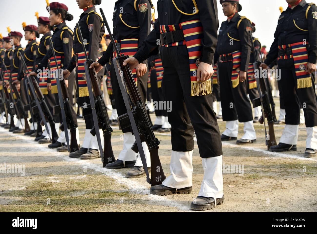 Frauenkommandos von Mitarbeitern der Polizei „Virangana“ von Assam während der Parade zum Tag der Republik 70. auf dem Veterinärfeld in Khanapara, Guwahati, Assam, Indien, am Samstag, den 26. Januar, 2019. (Foto von David Talukdar/NurPhoto) Stockfoto