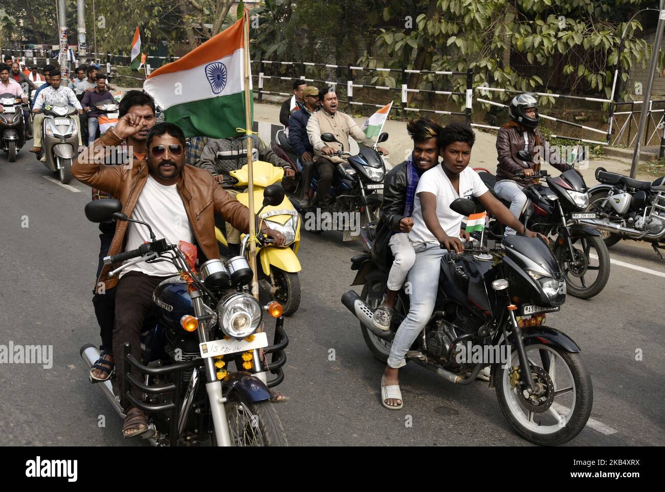 Mehrere hundert Motorräder nahmen an einer Kundgebung zum Tag der Republik 70. Teil, als sie am Samstag, den 26. Januar 2019, in Guwahati, Assam, Indien, „Bharat Mata KI Jay“ schreit. (Foto von David Talukdar/NurPhoto) Stockfoto