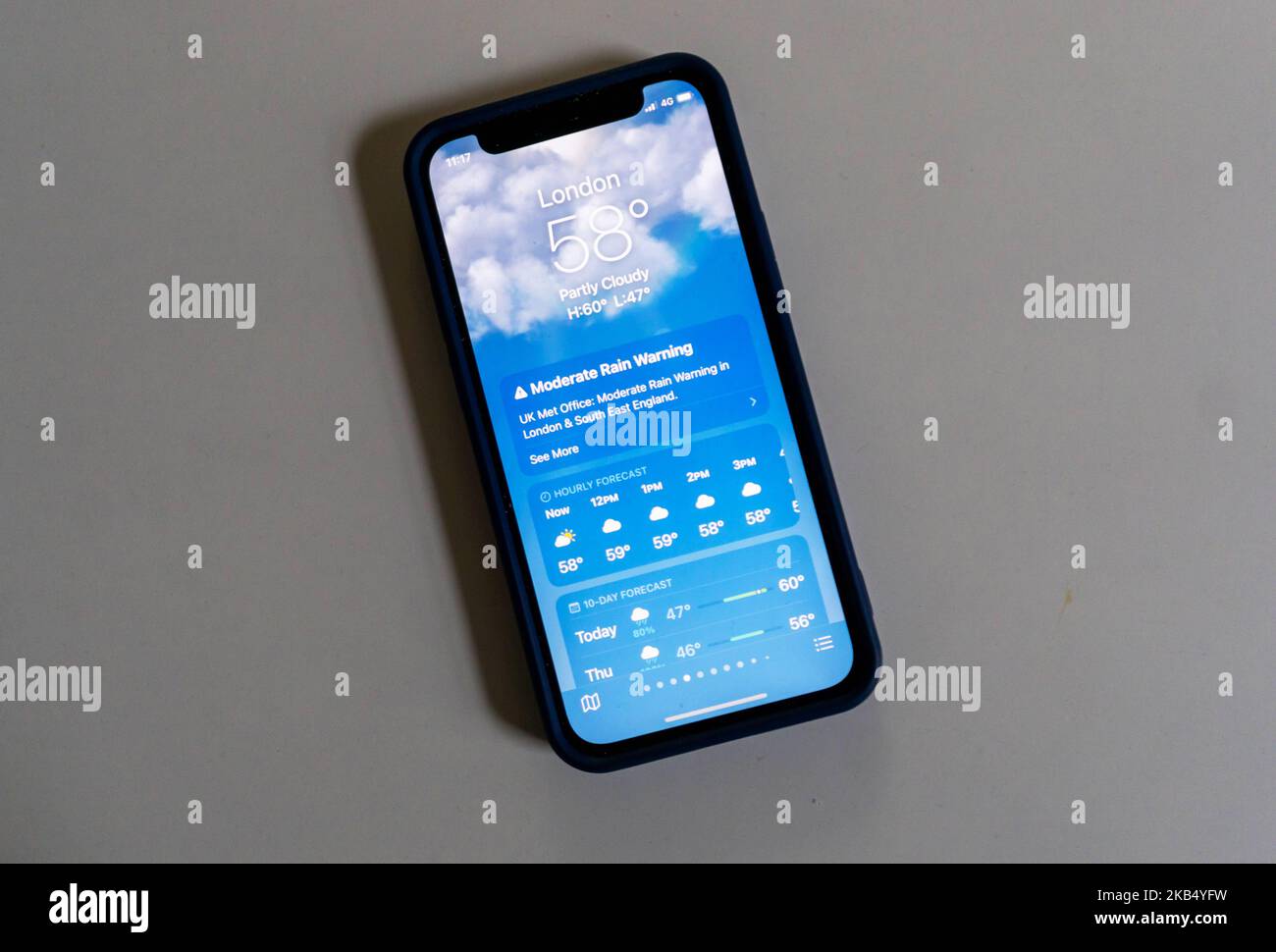 Wetter-App auf dem iPhone zeigt das Wetter in London an Stockfoto