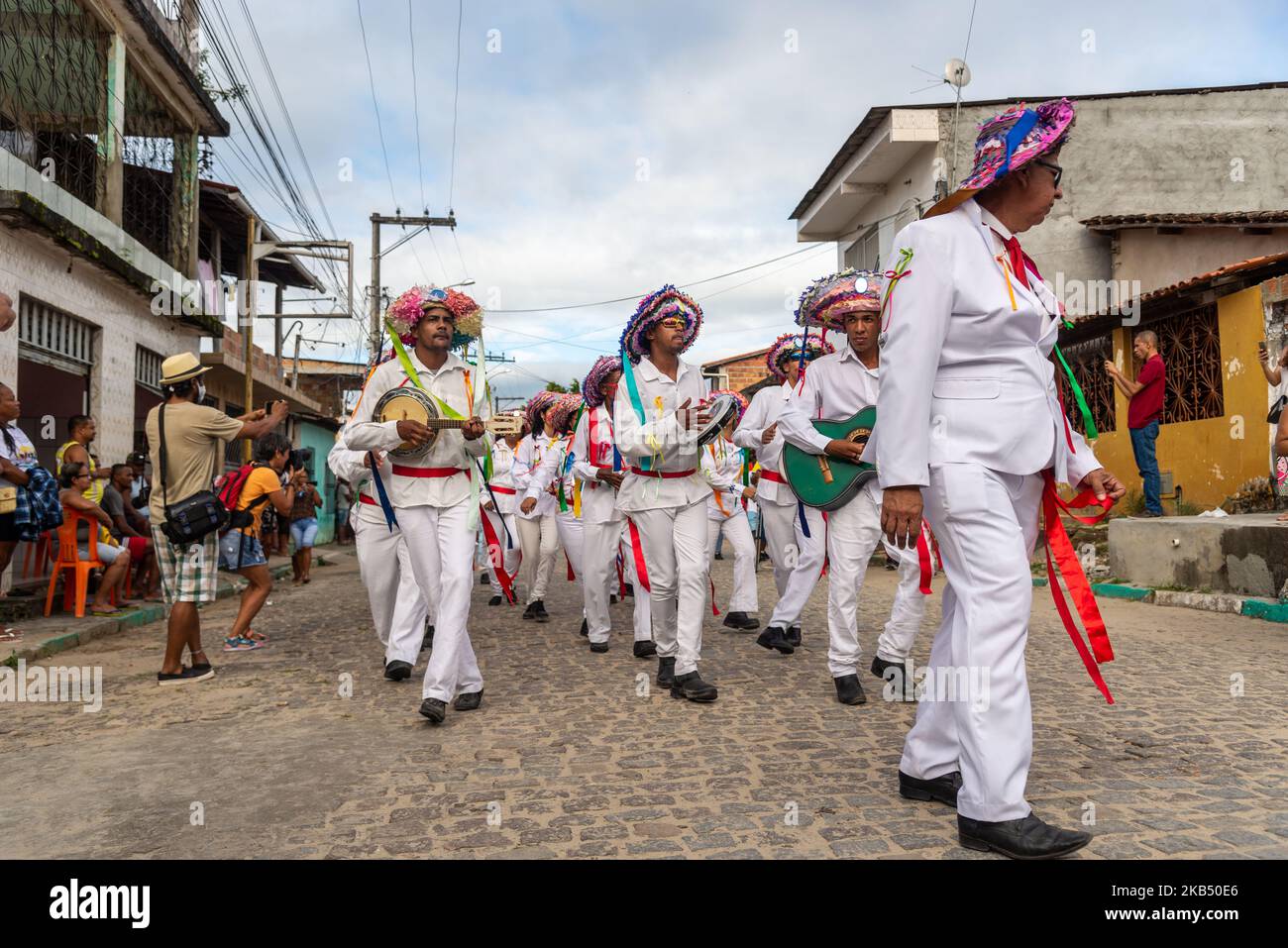 Saubara, Bahia, Brasilien - 6. August 2022: Die Mitglieder der Kulturveranstaltung Encontro de Chegancas, in Saubara Bahia, ziehen durch die tanzenden Straßen der Stadt Stockfoto