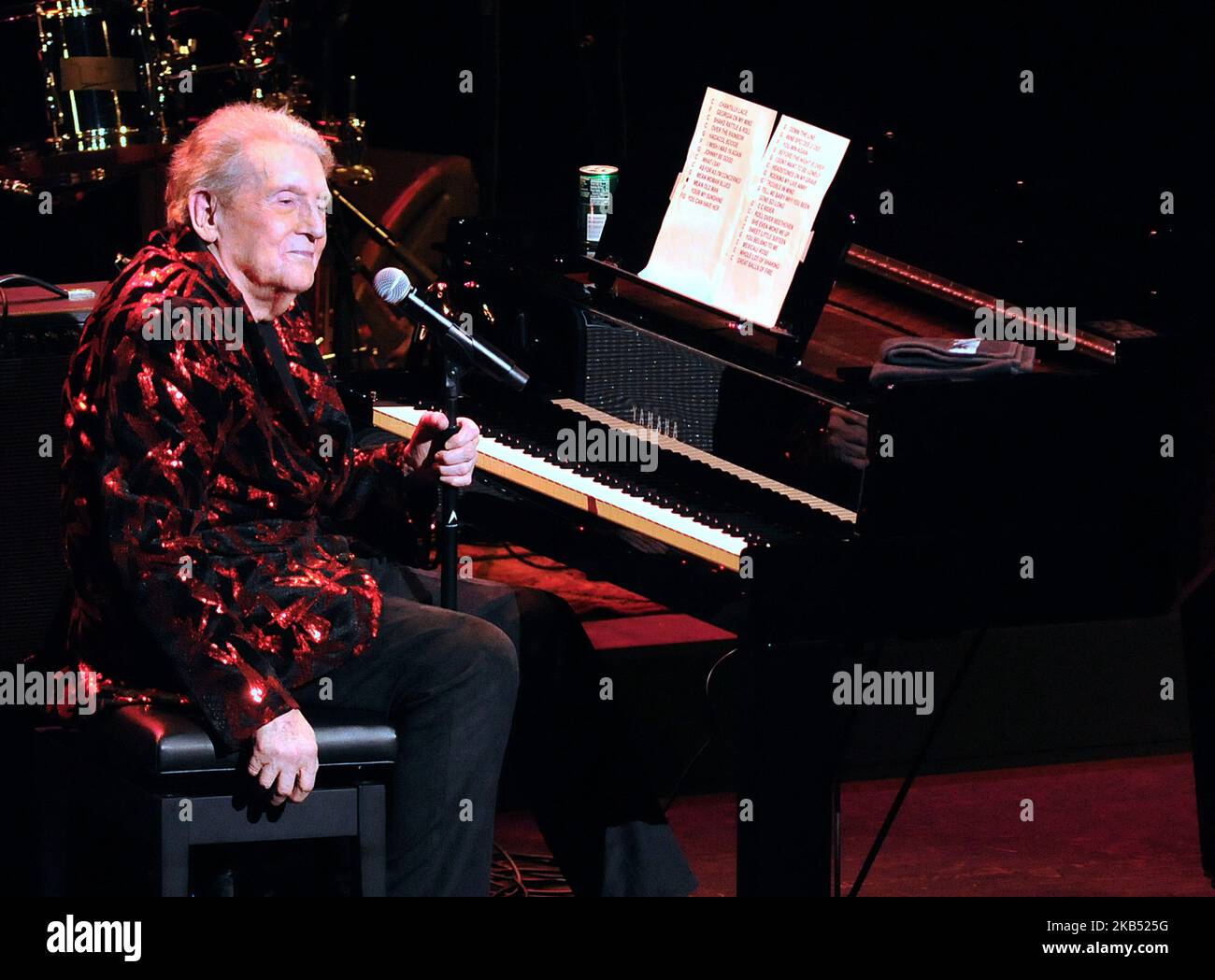 Der Rock and Roll-Pionier Jerry Lee Lewis tritt am 27. Januar 2019 mit seiner Band in der Van Wezel Performing Arts Hall in der US-Bundesstaat Florida auf. (Foto von Paul Hennessy/NurPhoto) Stockfoto