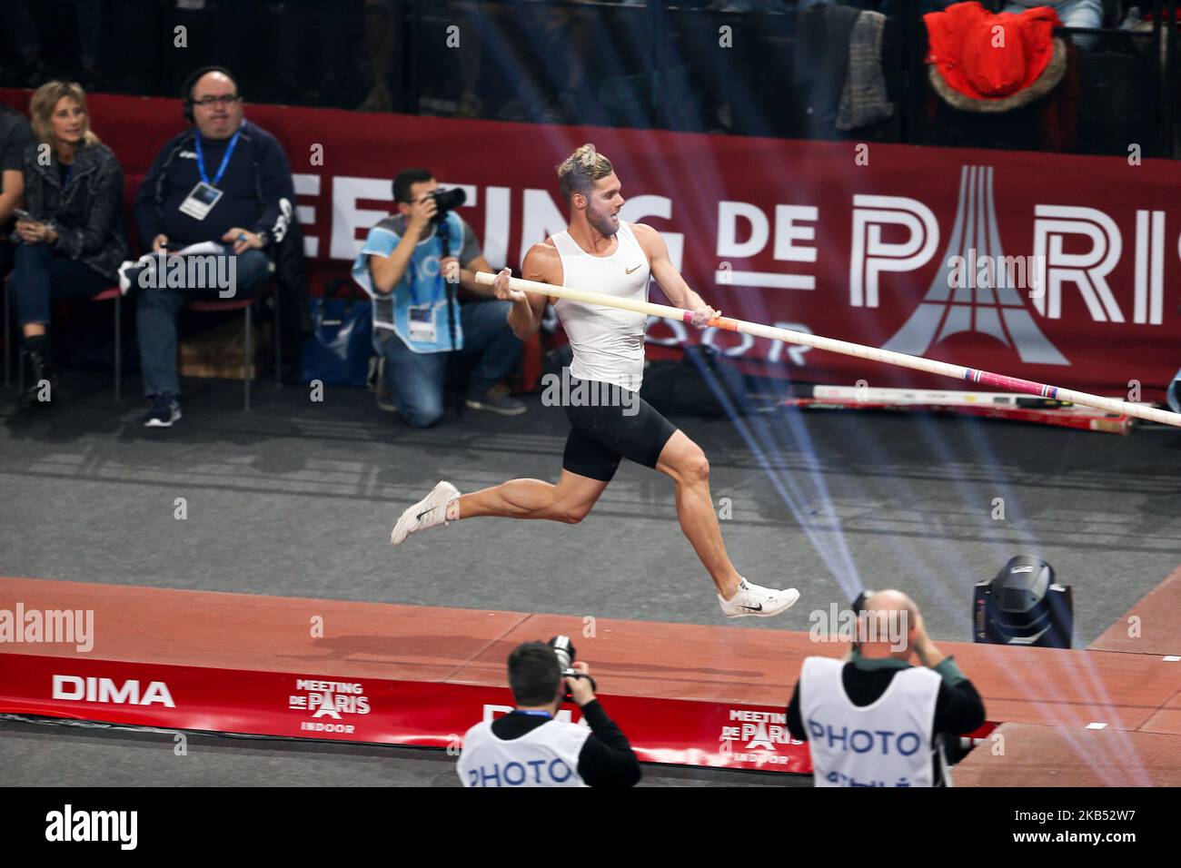 Kevin Mayer (Fra) tritt am 27. Januar 2019 in der AccorHotels Arena (Bercy) in Paris, Frankreich, während des Leichtathletik-Hallentreffens von Paris 2019 im Stabhochsprung an. Das Meeting de Paris Indoor ist eine von 16 Veranstaltungen, die die European Athletics Indoor Permit Meeting-Reihe bilden. Fünf von ihnen finden in Frankreich statt und die Serie läuft bis zum 24. Februar mit dem All Star Perche in Clermont-Ferrand, weniger als eine Woche vor dem Start der Leichtathletik-Halleneuropameisterschaften in Glasgow 2019. (Foto von Michel Stoupak/NurPhoto) Stockfoto