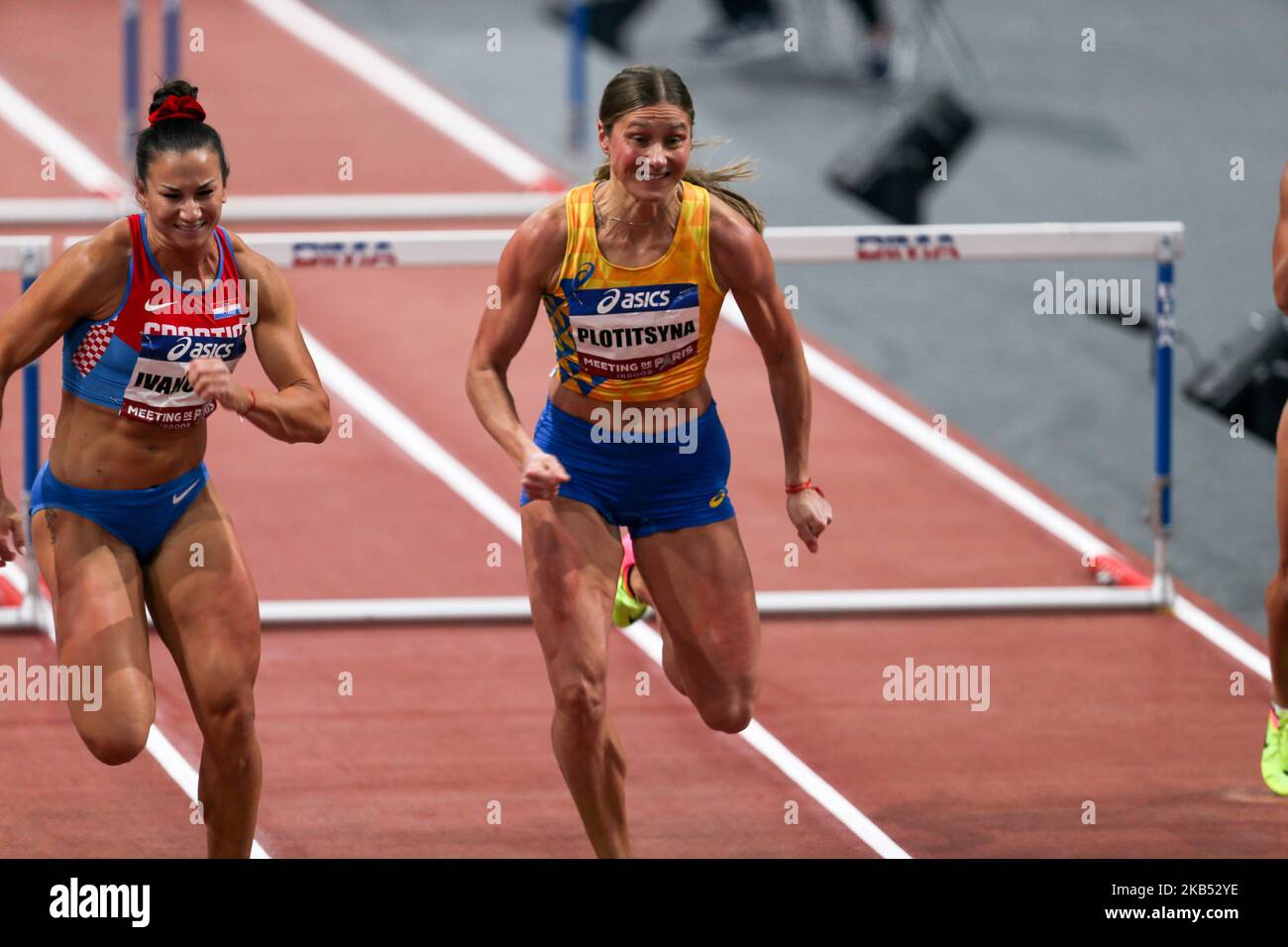 Von links nach rechts : Andrea Ivancevic (Cro), Hanna Plotitsina (Ukr) treten am 27. Januar 2019 beim Leichtathletik-Hallentreffen von Paris 2019 in der AccorHotels Arena (Bercy) in Paris, Frankreich, an 60m Hürden an. Das Meeting de Paris Indoor ist eine von 16 Veranstaltungen, die die European Athletics Indoor Permit Meeting-Reihe bilden. Fünf von ihnen finden in Frankreich statt und die Serie läuft bis zum 24. Februar mit dem All Star Perche in Clermont-Ferrand, weniger als eine Woche vor dem Start der Leichtathletik-Halleneuropameisterschaften in Glasgow 2019. (Foto von Michel Stoupak/NurPhoto) Stockfoto