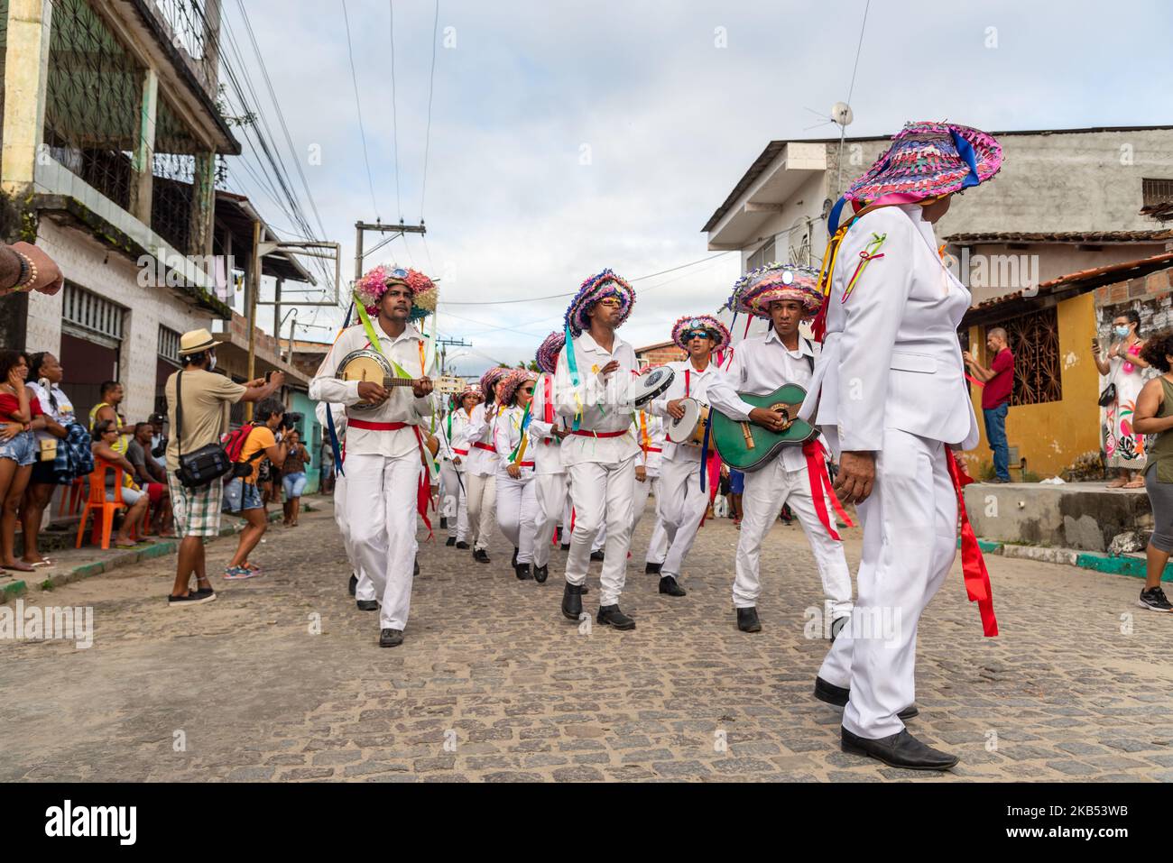 Saubara, Bahia, Brasilien - 6. August 2022: Die Mitglieder der Kulturveranstaltung Encontro de Chegancas, in Saubara Bahia, ziehen durch die tanzenden Straßen der Stadt Stockfoto