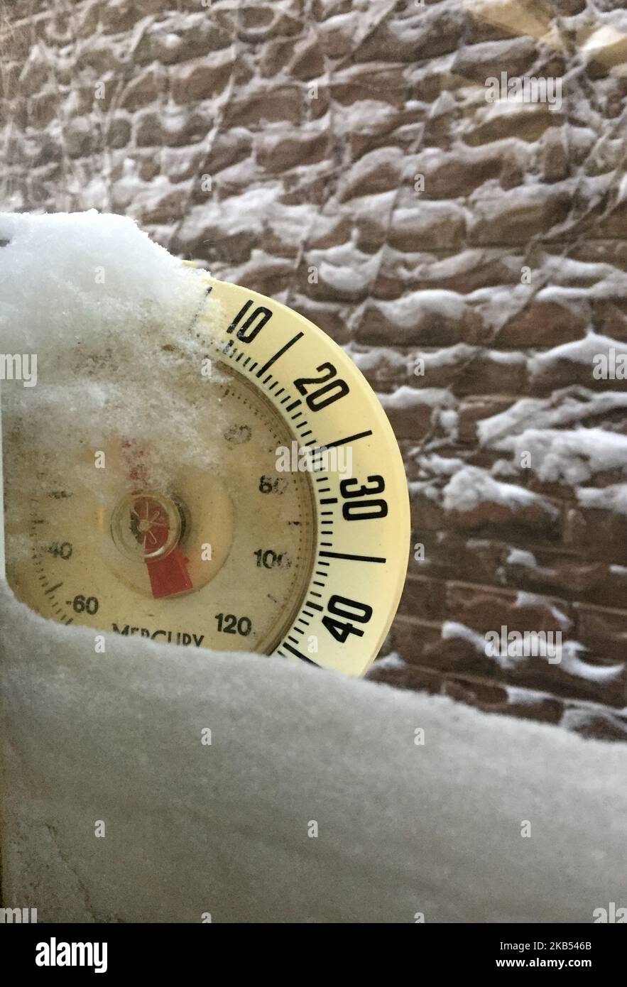 Outdoor-Thermometer im Schnee vergraben, nachdem ein massiver Schneesturm Toronto, Ontario, Kanada, am 28. Januar 2019 getroffen hatte. Der Sturm fiel zwischen 15-25 Zentimetern Schnee im Großraum Toronto und brach den Rekord für Schneefälle, der im Januar 2009 aufgestellt wurde, mit mehr als 22cm Stürzen gestern vor Mitternacht. (Foto von Creative Touch Imaging Ltd./NurPhoto) Stockfoto