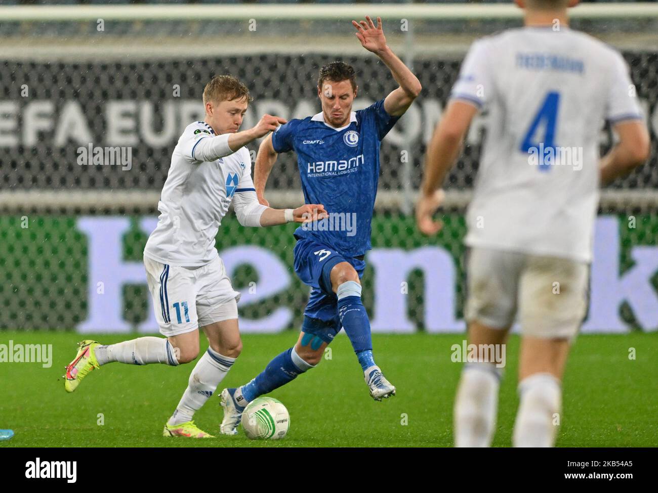 Gent, Belgien. 03/11/2022, Ola Brynhildsen (11) von Molde und Bruno Godeau (31) von Gent abgebildet Kampf für den Ball während eines Fußballspiels zwischen AA Gent und Molde FK während des sechsten und letzten Spieltag in der Gruppe F in der UEFA Europa Conference League für die Saison 2022-2023 , Am Donnerstag, 3. November 2022 in Gent, Belgien. FOTO DAVID CATRY | SPORTPIX Stockfoto