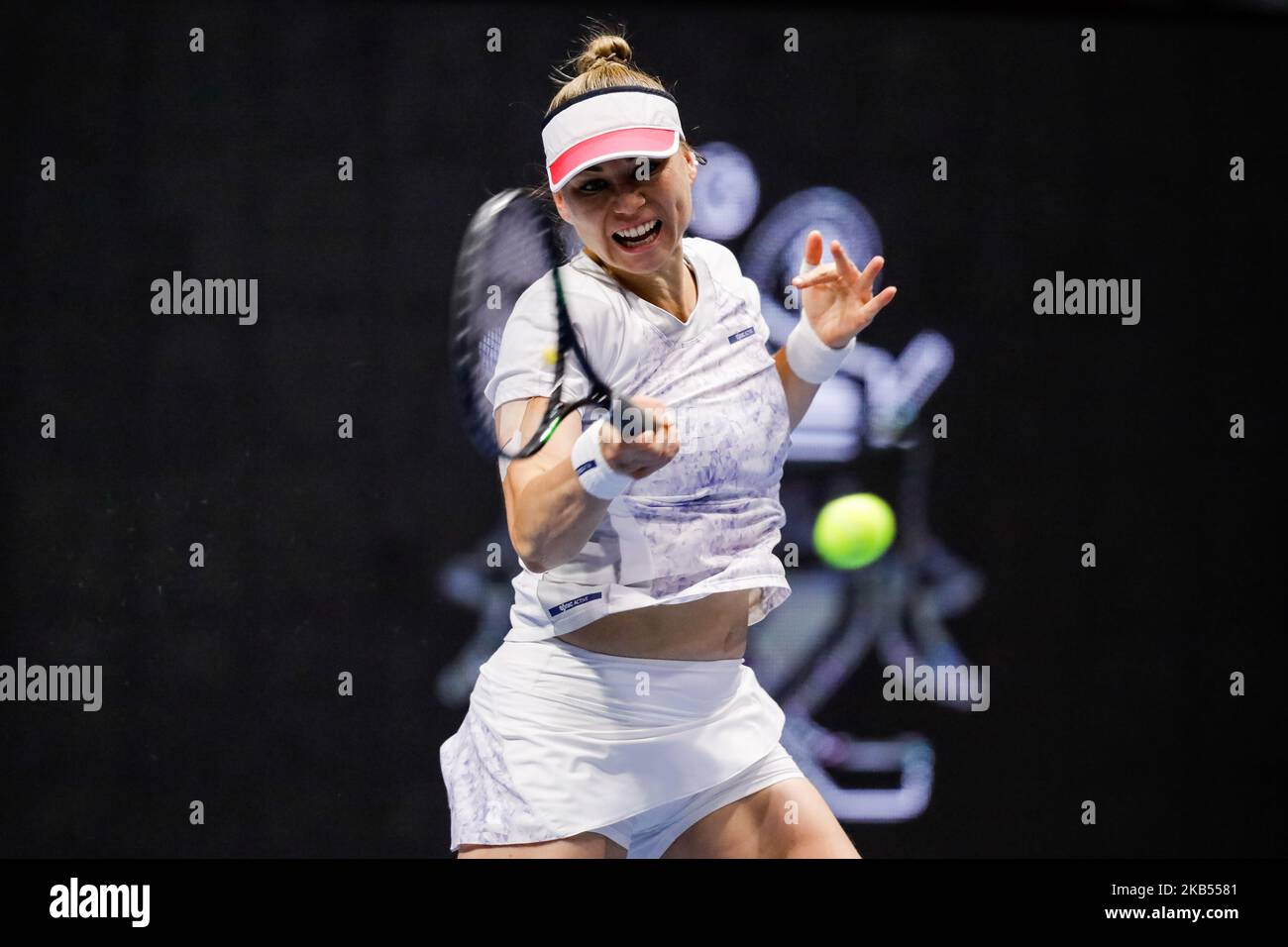 Vera Zvonareva aus Russland gibt den Ball an Julia Goerges aus Deutschland während ihres WTA St. Petersburg Ladies Trophy 2019 Tennisspiels am 30. Januar 2019 in Sankt Petersburg, Russland, zurück. (Foto von Mike Kireev/NurPhoto) Stockfoto