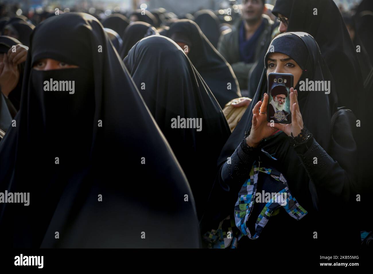 Iranische Frauen und Mädchen versammeln sich am 31. Januar 2019 vor dem 40.. Jahrestag der Islamischen Revolution auf dem Imam-Hussein-Platz in Teheran. Der Oberste Führer Ayatollah Ali Khamenei und die Islamische Revolution von 1979 drückten ihre Unterstützung für die iranische Regierung aus. Jedes Jahr wird im Iran die Islamische Revolution, die die monarchische Herrschaft des Hauses Pahlavi beendete, vom 1. Februar bis zum 11. Februar gefeiert, eine Zeit, die als ‘zehn-Tage-Morgenröte’ bekannt ist (Foto von Rouzbeh Fouladi/NurPhoto) Stockfoto