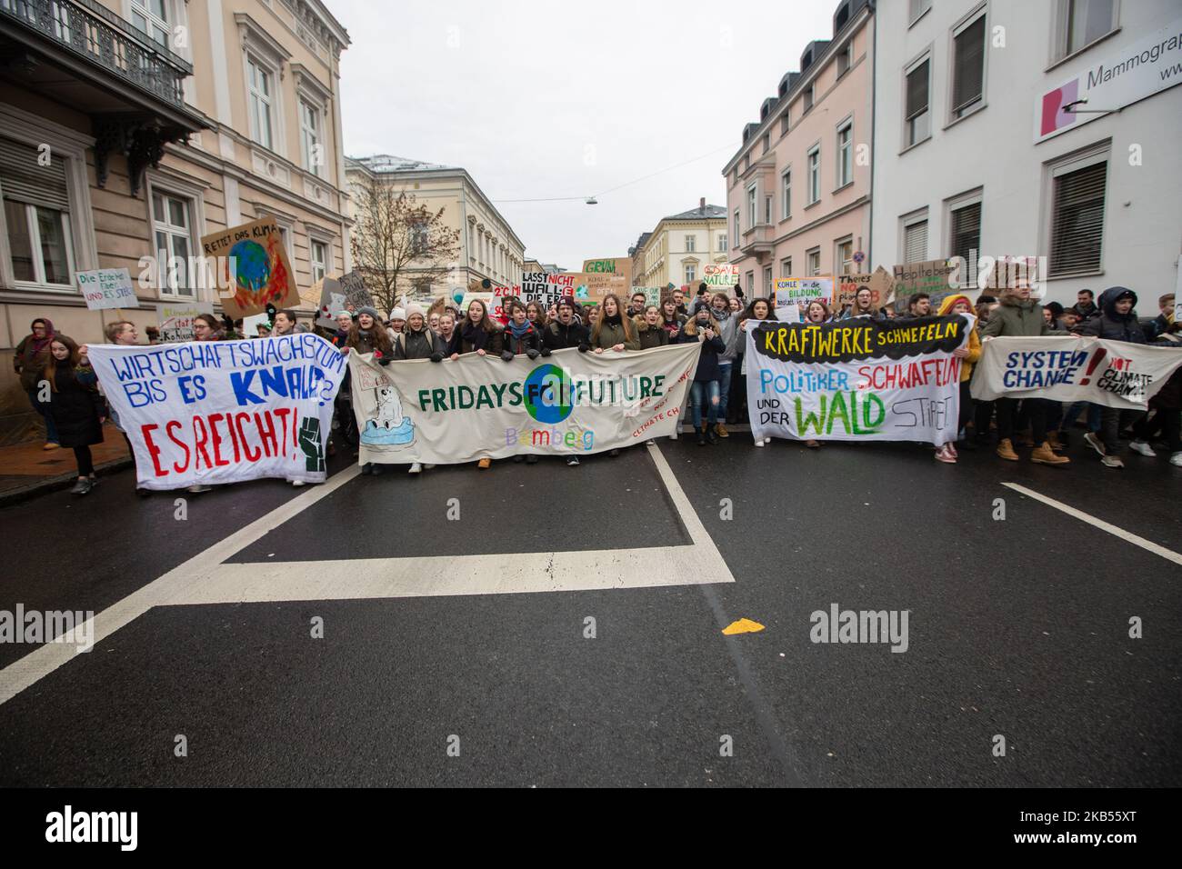 Frontbanner der Freitage für zukünftige Demonstrationen. 600 junge Studenten protestierten im nordbayerischen Bamberg unter dem Motto Freitag für die Zukunft gegen den Klimawandel und für Klima- und Umweltschutz. Die 16-jährige schwedische Aktivistin Greta Thunberg startete die Bewegung, da sie freitags nicht zur Schule geht und nicht vor dem schwedischen parlament in Stockholm protestiert. (Foto von Alexander Pohl/NurPhoto) Stockfoto