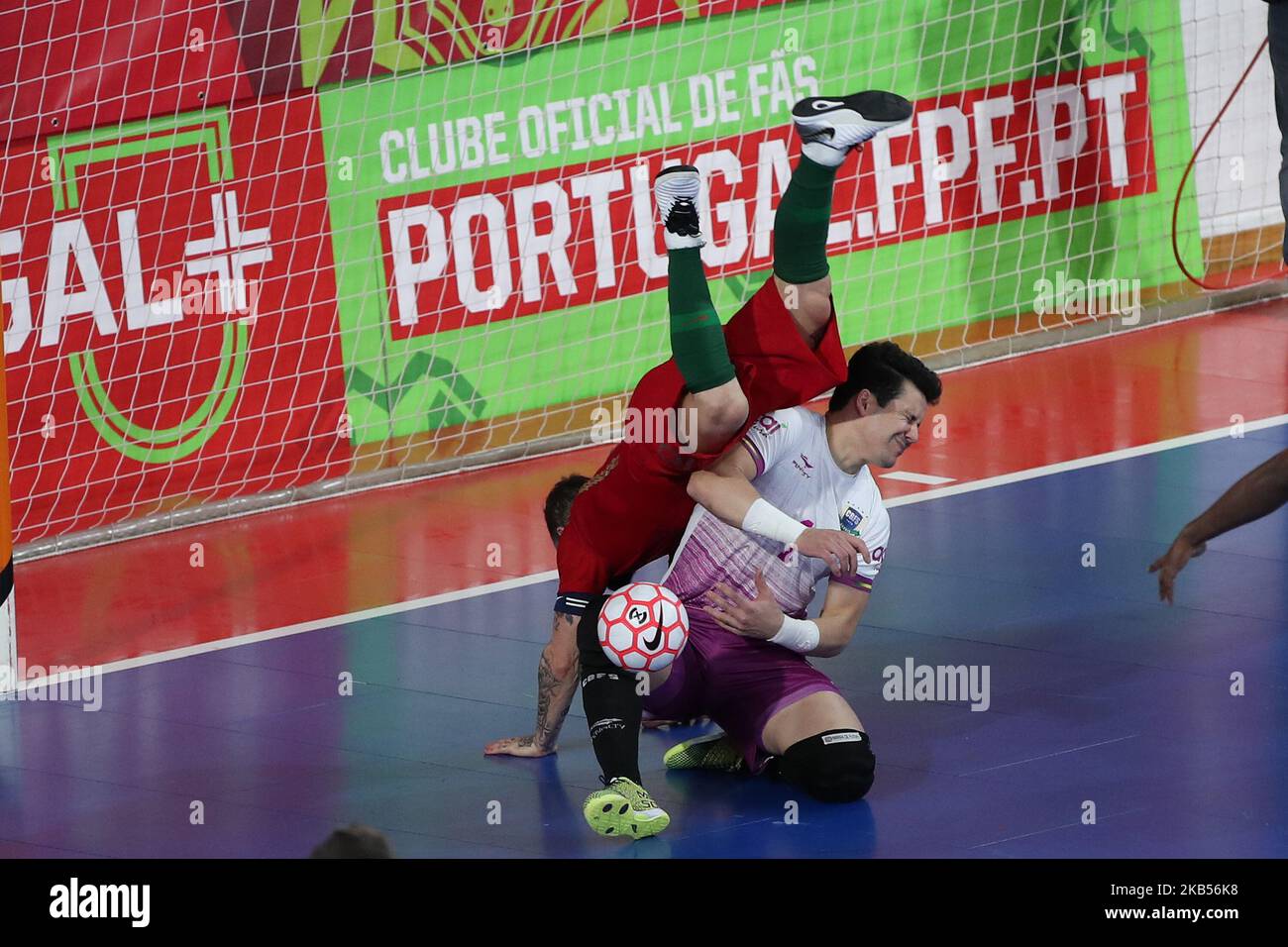 Ricardinho von Portugal (L) steht mit Guitta von Brasilien während des freundlichen Futsal-Spiels Portugal gegen Brasilien in Vorbereitung auf die Qualifikationsrunde der Litauen-Weltmeisterschaft 2020 im Luz Pavilion in Lissabon, Portugal, am 1. Februar 2019. (Foto von Pedro Fiuza/NurPhoto) Stockfoto