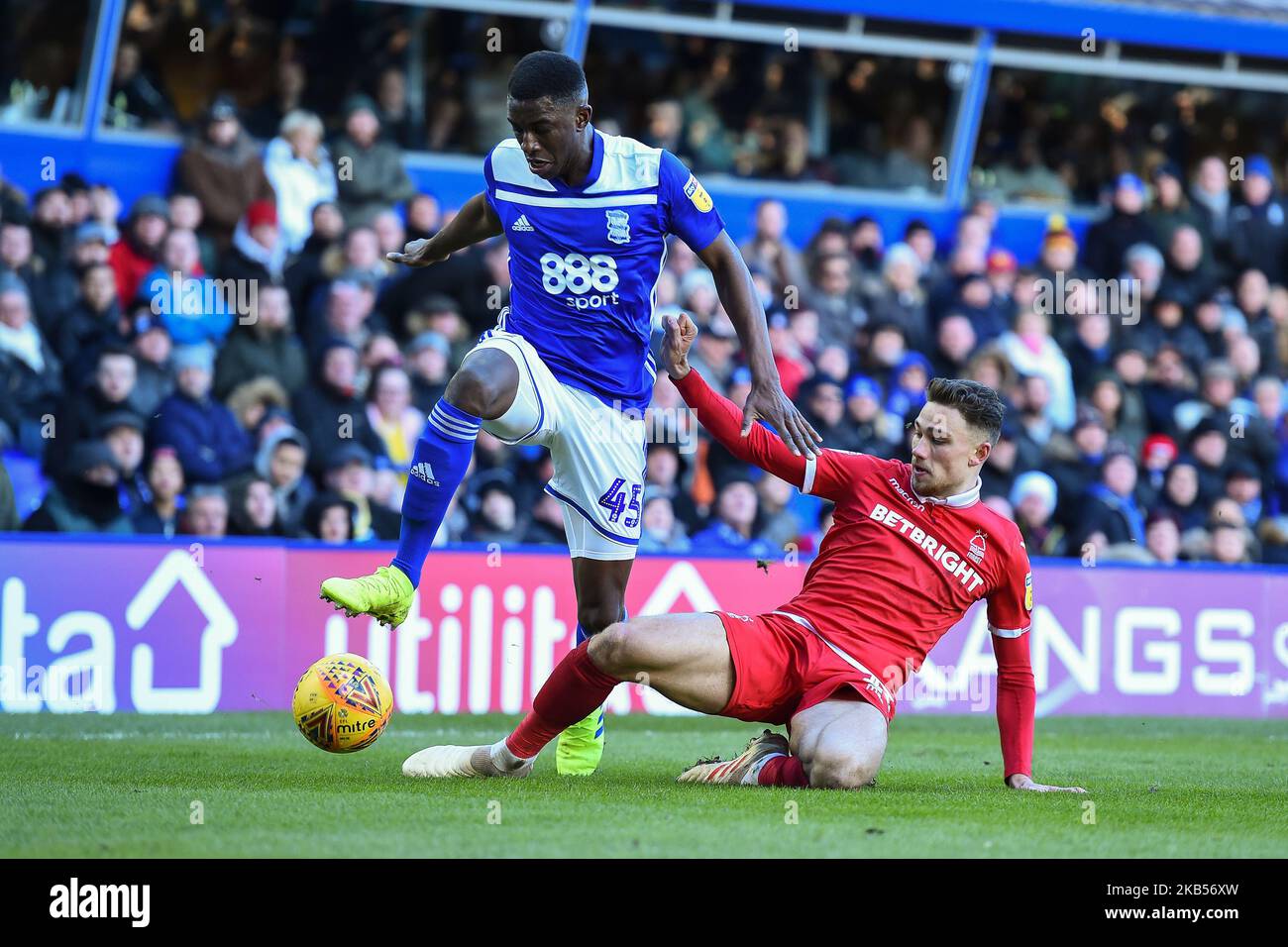 Matthew Cash (14) aus Nottingham Forest stellt sich am Samstag, den 2. Februar 2019, beim Sky Bet Championship-Spiel zwischen Birmingham City und Nottingham Forest in St. Andrews in Birmingham, Großbritannien, gegen den Birmingham City Defender Wes Harding (45). (Foto von MI News/NurPhoto) Stockfoto