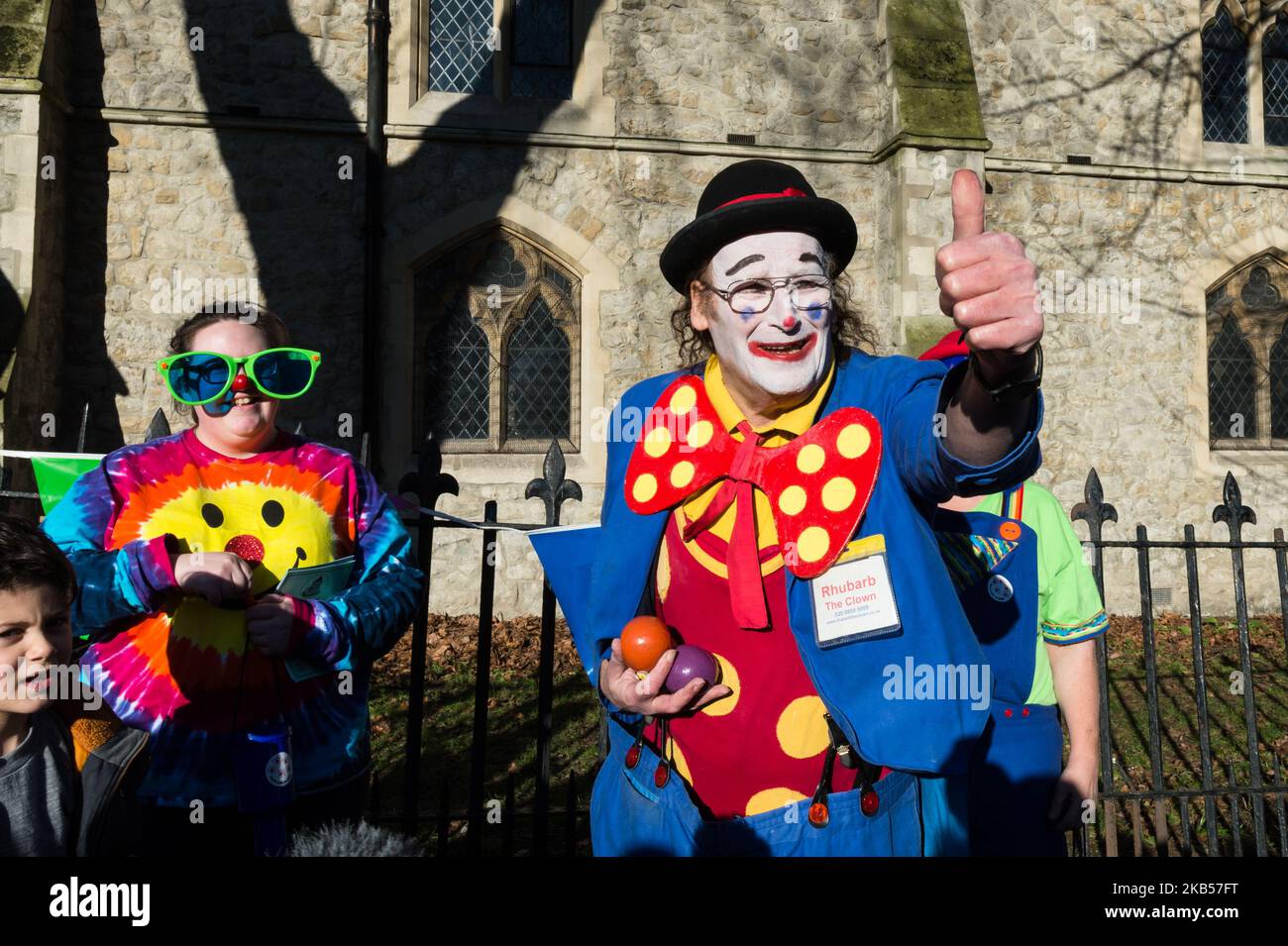 Clowns versammeln sich vor der All Saints Church in Haggerston, East London, Großbritannien, vor dem Jahresdienst 73. am 3. Februar 2019. Jedes Jahr nehmen Clowns an dieser Sondermesse Teil, um an Joseph Grimaldi (1778-1837) zu erinnern, der als „Vater“ des zeitgemäßes Clowning bekannt ist. (Foto von Wiktor Szymanowicz/NurPhoto) Stockfoto