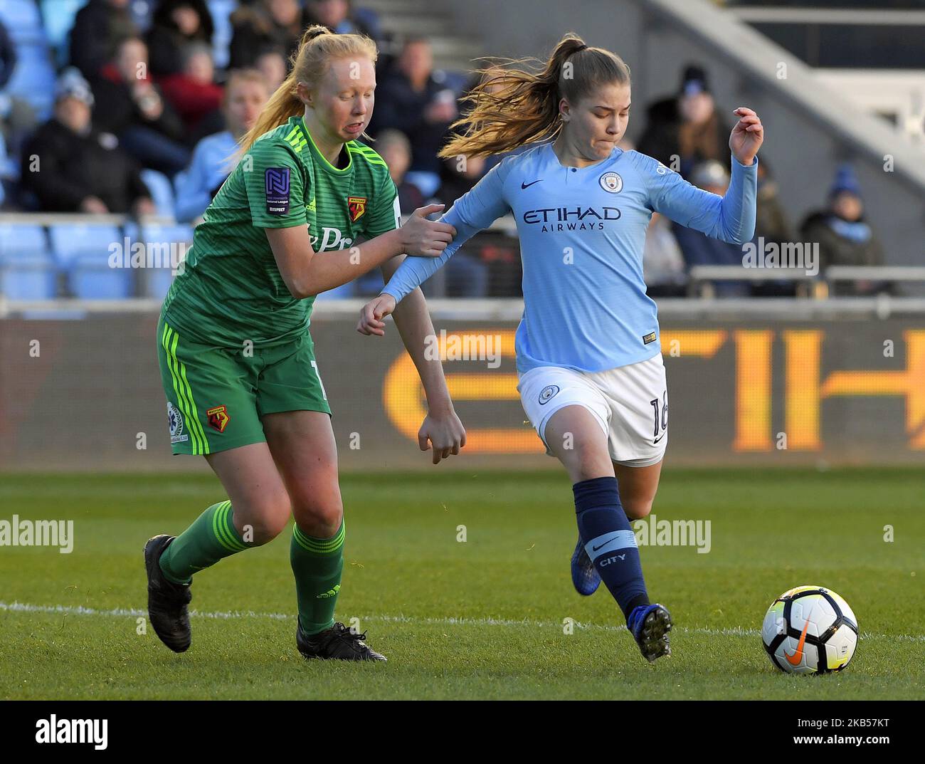 Trotz der Handhabung durch Watfords Hattie Kettle gelingt es Jess Parker von Manchester City, den Ball beim vierten Fußballspiel des SSE Women's FA Cup zwischen Manchester City Women und Watford Ladies im Academy Stadium am 3. Februar in Manchester, England, zu räumen. (Foto von Action Foto Sport/NurPhoto) Stockfoto