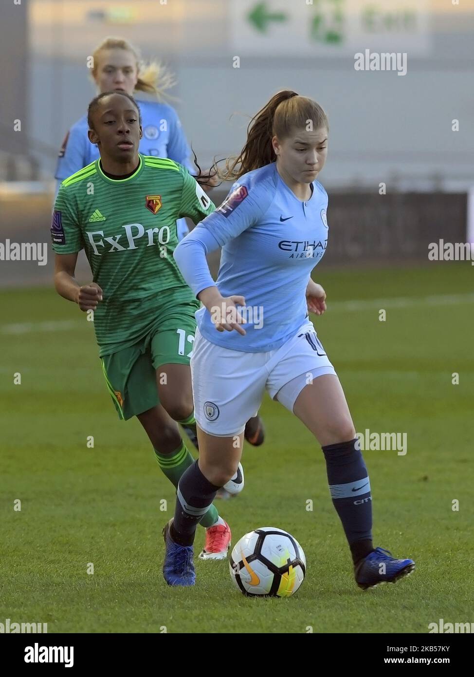 Jess Parker (Manchester City) geht ins Tor, als sie Watfords Adekite Fatuga-Dada beim vierten Fußballspiel des SSE Women's FA Cup zwischen Manchester City Women und Watford Ladies am 3. Februar im Academy Stadium in Manchester, England, sprintet. (Foto von Action Foto Sport/NurPhoto) Stockfoto