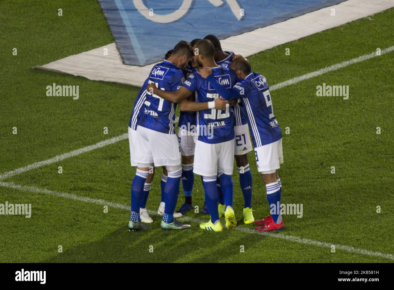 Die Spieler von Millonarios feiern das erste Tor gegen Atletico Bucaramanga während des kolumbianischen Fußballspiels Primera zwischen Millonarios und Atletico Bucaramanga am 3. Februar 2019 im Stadion Nemesio Camacho in Bogota, Kolumbien. (Foto von Daniel Garzon Herazo/NurPhoto) Stockfoto