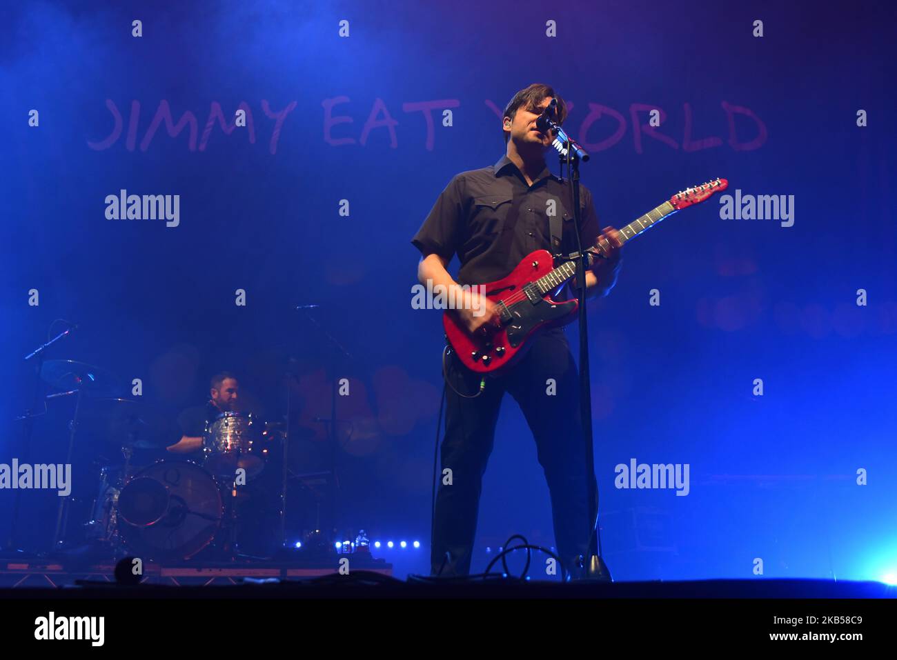 Jim Adkins von der amerikanischen Rockband Jimmy Eat World tritt am 3. Februar 2019 auf der Bühne im Alexandra Palace, London, auf. Die Band besteht aus Sänger und Leadgitarrist Jim Adkins, Rhythmusgitarrist und Sänger Tom Linton, Bassist Rick Burch und Schlagzeuger Zach Lind. (Foto von Alberto Pezzali/NurPhoto) Stockfoto