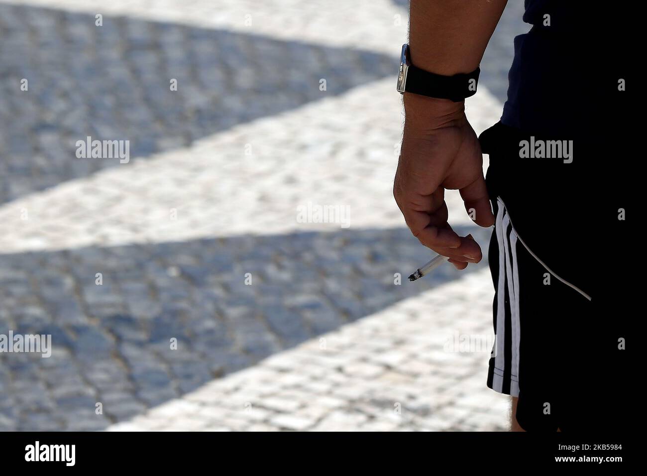 Ein Raucherin hält am 4. September 2019 in Lissabon, Portugal, eine Zigarette in der Kippe. Das Gesetz, das Maßnahmen zur Sammlung und Behandlung von Tabakabfällen genehmigt und mit Geldstrafen zwischen 25 und 250 Euro bestraft, die Hinterteile auf die öffentliche Straße werfen, wurde am 3. September in Republic Diary veröffentlicht. Zigarettenkippen, Zigarren oder andere Zigaretten, die Tabakprodukte enthalten, werden ab heute als fester Stadtabfall assimiliert, und ihre Entsorgung im öffentlichen Raum ist daher verboten. (Foto von Pedro FiÃºza/NurPhoto) Stockfoto