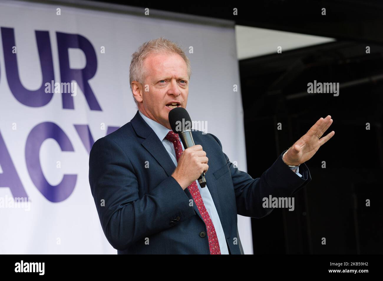 Der liberaldemokratische Abgeordnete Phillip Lee spricht mit Tausenden von pro-EU-Demonstranten, die zu einer parteiübergreifenden Kundgebung auf dem Parliament Square zusammengekommen sind, die von der People's Vote Campaign am 04. September 2019 in London, England, organisiert wurde. Protest gegen Boris Johnsons Brexit-Strategie, die den Austritt aus der EU am 31. Oktober 2019 mit oder ohne Austrittsabkommen beinhaltet. (Foto von Wiktor Szymanowicz/NurPhoto) Stockfoto