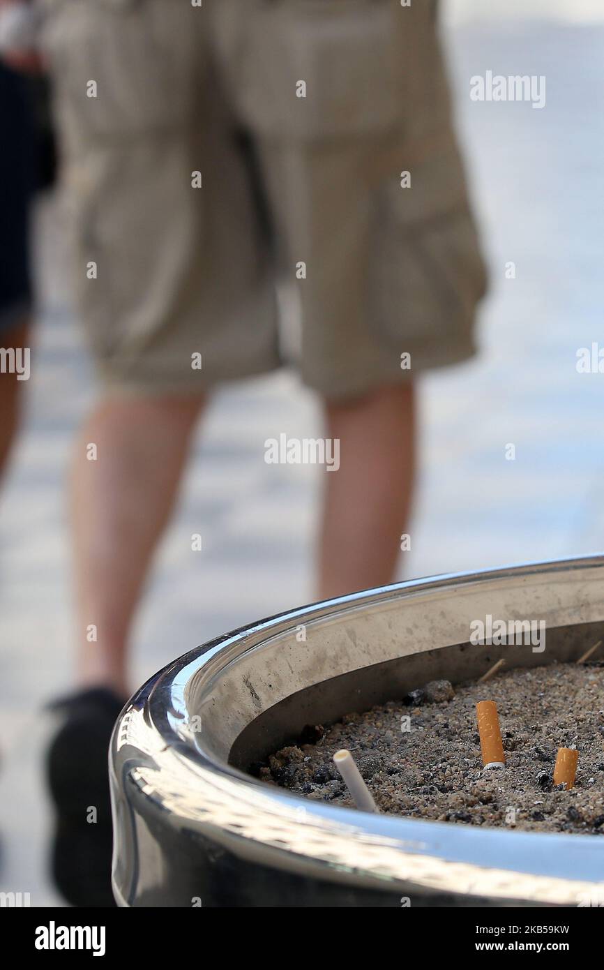 Zigarettenkippen sind am 4. September 2019 in einem öffentlichen Aschenbecher in einer Straße im Zentrum von Lissabon, Portugal, abgebildet. Das Gesetz, das Maßnahmen zur Sammlung und Behandlung von Tabakabfällen genehmigt und mit Geldstrafen zwischen 25 und 250 Euro bestraft, die Hinterteile auf die öffentliche Straße werfen, wurde am 3. September in Republic Diary veröffentlicht. Zigarettenkippen, Zigarren oder andere Zigaretten, die Tabakprodukte enthalten, werden ab heute als fester Stadtabfall assimiliert, und ihre Entsorgung im öffentlichen Raum ist daher verboten. (Foto von Pedro FiÃºza/NurPhoto) Stockfoto