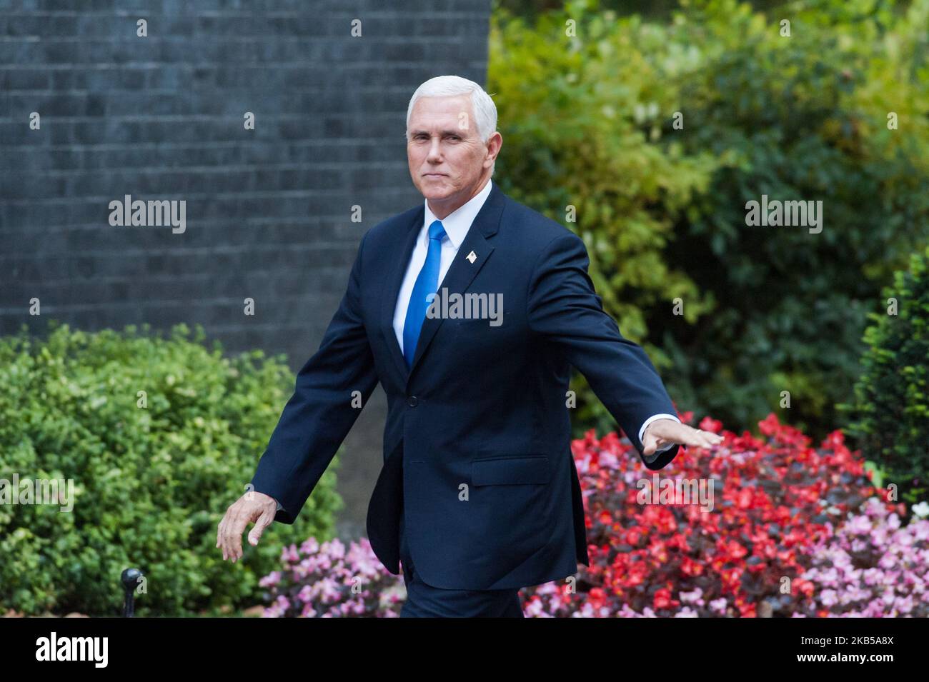 DER US-Vizepräsident Mike Pence kommt am 05. September 2019 in der Downing Street im Zentrum von London zu Gesprächen mit dem britischen Premierminister Boris Johnson in London, England, an. Im Mittelpunkt des Treffens stehen die künftigen bilateralen Wirtschaftsbeziehungen zwischen Großbritannien und den USA nach dem Brexit, der iranische Einfluss im Nahen Osten und das Engagement Chinas beim Aufbau von 5G Telekommunikationsnetzen. (Foto von Wiktor Szymanowicz/NurPhoto) Stockfoto