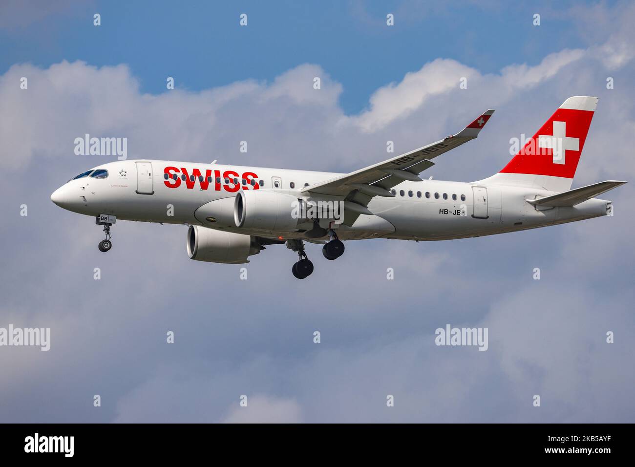 Swiss Airlines Bombardier BD-500 CSeries CS100 oder Airbus A220-100 wie bei der endgültigen Landung auf dem internationalen Flughafen London Heathrow LHR EGLL in England, Großbritannien, während eines bewölkten Sommertages gesehen. Das moderne Flugzeug hat die Zulassung HB-JBB, 2x Pratt & Whitney PW1524G Jet-Triebwerke und den Namen Canton de Genève. Swiss International Air Lines LX SWR ist die Schweizer Flaggengesellschaft, die sich im Besitz der Lufthansa Group befindet und Mitglied der Star Alliance Aviation Group ist. Die Fluggesellschaft war der weltweit einführende Kunde von Canadian Bombardier CS100/CS300, jetzt A220, die sowohl als regionale als auch als Mittelstreckenflüge durchgeführt wurden Stockfoto