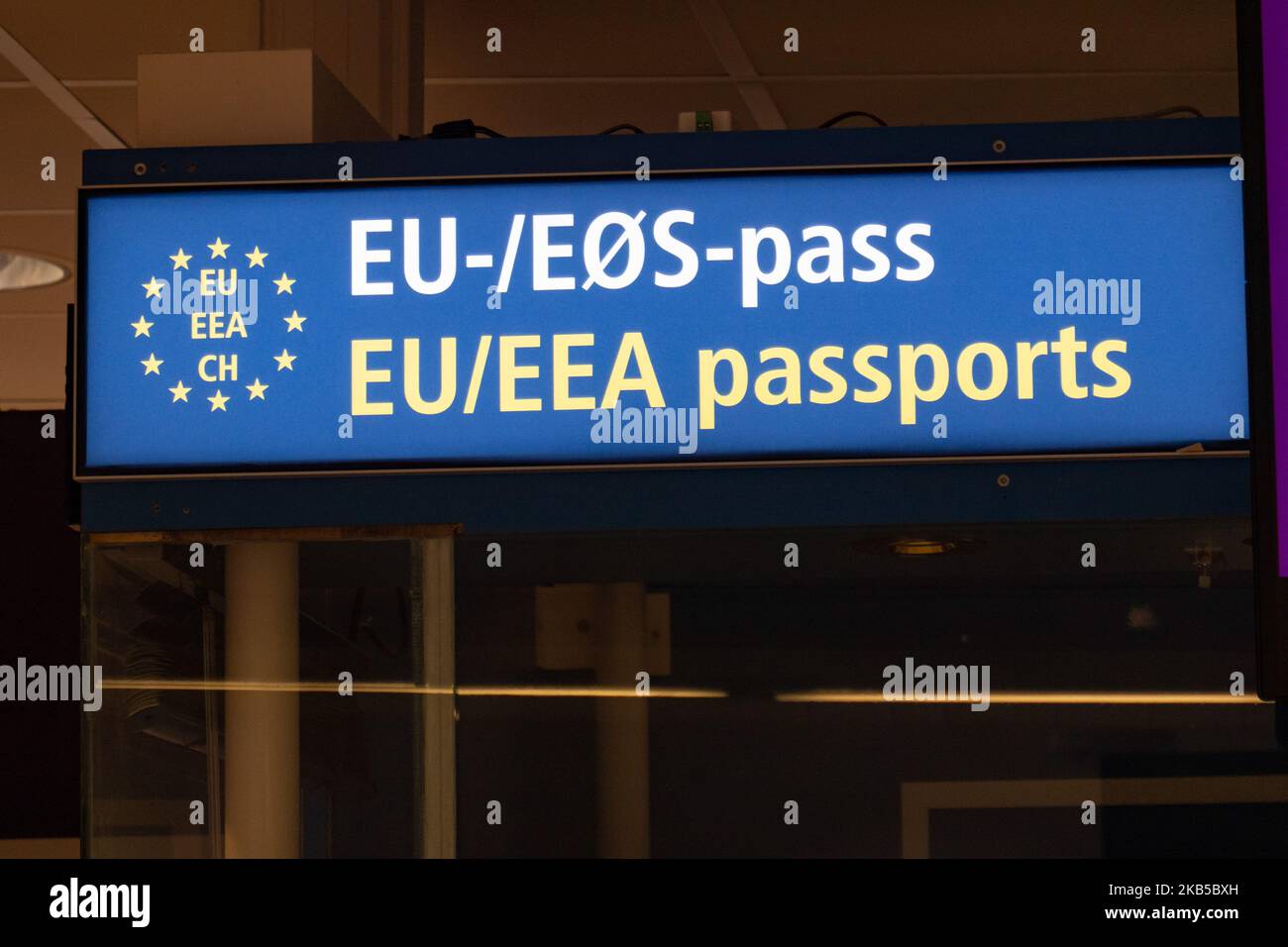 EU-/EWR-Pässe unterzeichnen am 2. September 2019 die Passkontrolle im Terminal des internationalen Flughafens von Alesund AES ENAL, Vigra, der die Stadt Alesund in der Grafschaft More Og Romsdal auf der Insel Vigra in der Gemeinde Giske, Norwegen, bedient. Der Flughafen bietet inländische und internationale Linien- und Saisonflüge oder Charterflüge für Sommerferien zum südlichen Ziel an. (Foto von Nicolas Economou/NurPhoto) Stockfoto