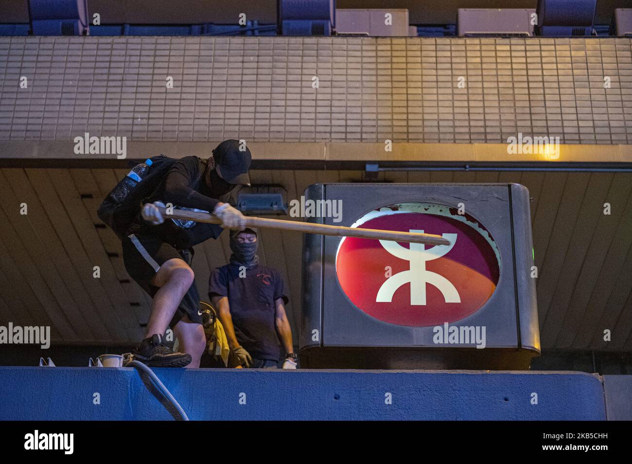 Demonstranten werden am 6. September 2019 in Hongkong mit einem Stock auf ein MTR-Logo geschlagen, Tausende umgeben Mong Kok Polizeiwache aus Protest â € "Pro-Demokratie-Protestler wurden unter den Straßen für den Pass Monat zu protestieren â € "Polizei feuerte Tränengas zu zerstreuen Protestler â € "Protestler in Brand gesetzt Barrikaden in den Straßen. (Foto von Vernon Yuen/NurPhoto) Stockfoto