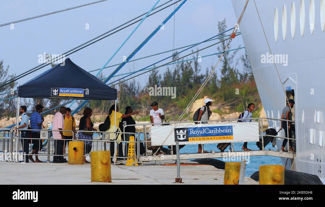 Evakuierte von Hurrikan Dorian werden am 7. September 2019 in Freeport, Grand Bahama, Bahamas, an Bord des Mariner of the Seas-Schiffes von Royal Caribbean International gesehen. Das Schiff versorgt schätzungsweise 300 Opfer des Sturms mit Nahrung, Wasser, einer Möglichkeit zum Duschen sowie Transport nach Nassau, New Providence. (Foto von Paul Hennessy/NurPhoto) Stockfoto