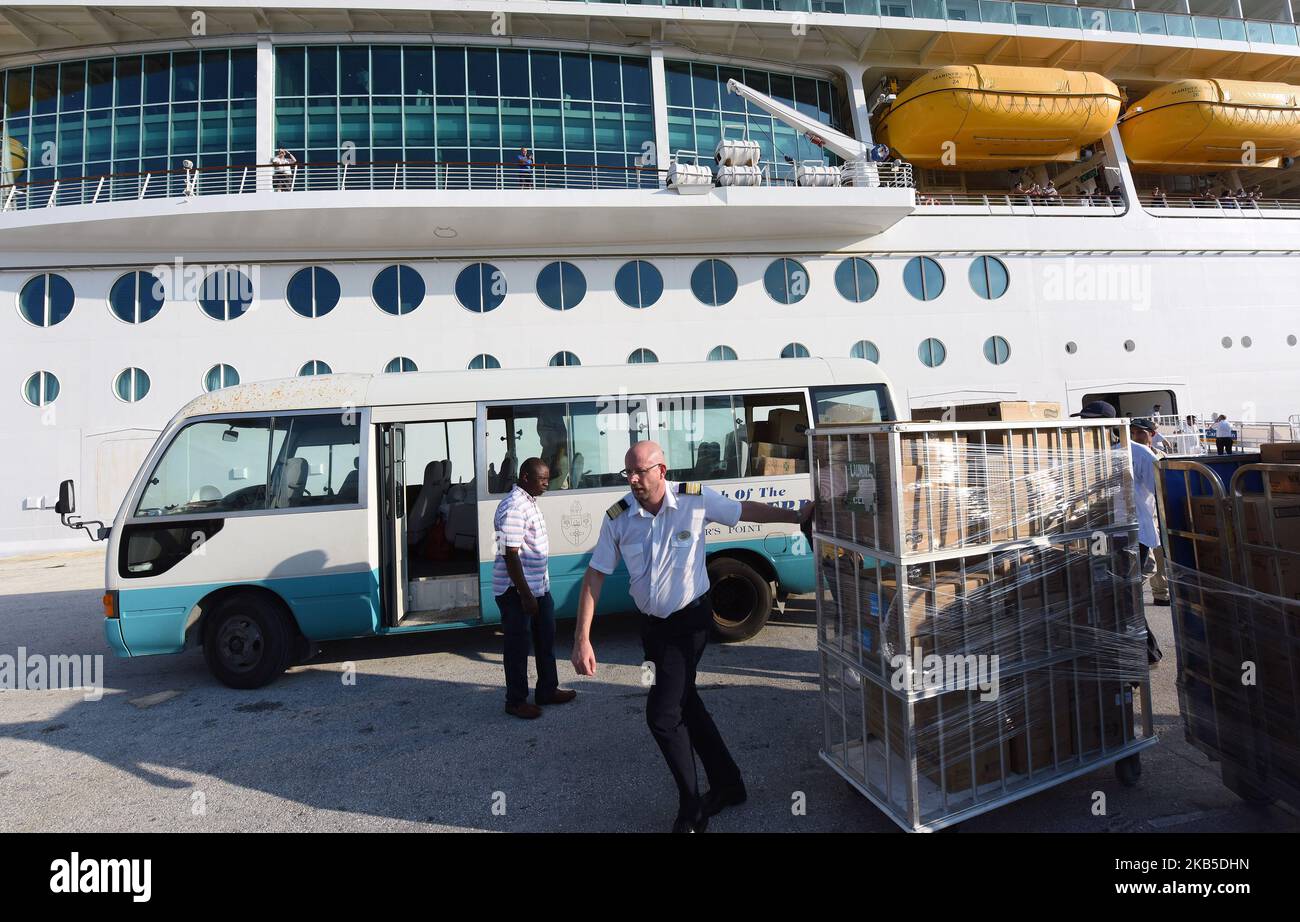 Besatzungsmitglieder von Royal Caribbean International's Mariner of the Seas laden am 7. September 2019 in Freeport, Bahamas, 20.000 Mahlzeiten aus, die für die Opfer des Orkans Dorian zubereitet wurden. Das Schiff versorgt schätzungsweise 300 Freeport-Evakuierte des Sturms mit Nahrung, Wasser, einer Möglichkeit zum Duschen sowie mit dem Transport nach Nassau, New Providence. (Foto von Paul Hennessy/NurPhoto) Stockfoto