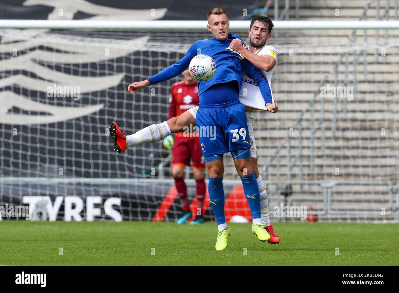 Joe Pigott von AFC Wimbledon wird von MK Dons Joe Walsh während des Sky Bet League 1-Spiels zwischen MK Dons und AFC Wimbledon am Samstag, dem 7.. September 2019, im Stadium MK, Milton Keynes, herausgefordert. (Foto von John Cripps/MI News/NurPhoto) Stockfoto