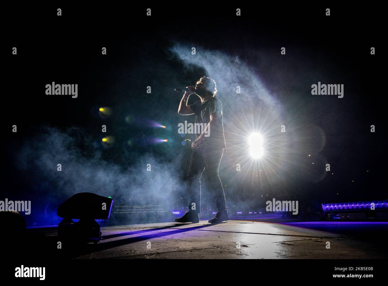 Tommaso Paradiso Frontmann der italienischen Pop-Band ‘Thegiornalisti’ spielt live auf der Bühne während der ‘Love Tour 2019’ im Circo Massimo am 07. September 2019 in Rom, Italien. (Foto von Giuseppe Maffia/NurPhoto) Stockfoto