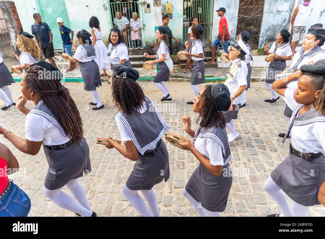 Saubara, Bahia, Brasilien - 06. August 2022: Frauen der Kulturveranstaltung Encontro de Chegancas, in Saubara Bahia, ziehen durch die Straßen von Bahia Stockfoto