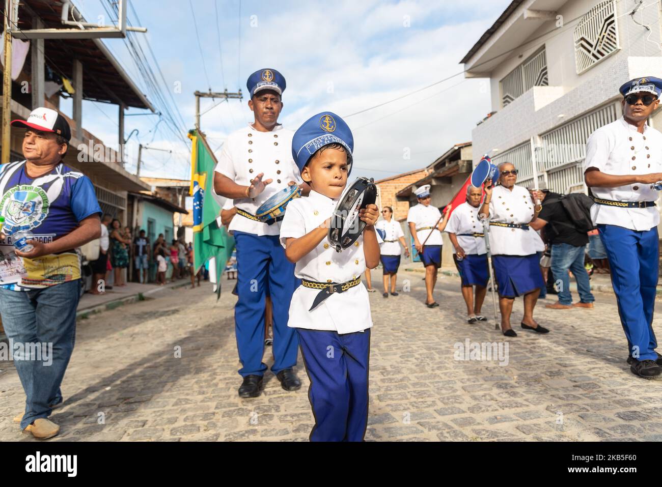 Saubara, Bahia, Brasilien - 06. August 2022: Mitglieder der Marujada tanzen, singen und spielen Instrumente beim Chegancas-Kulturtreffen in Saubara, Bahia. Stockfoto