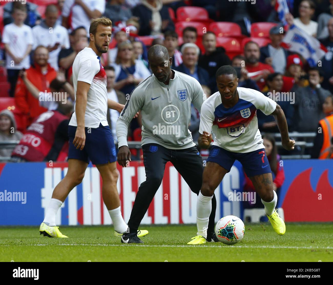 L-R Chris Powell Coach of England und Raheem Sterling of England während der UEFA Euro 2020 Qualifikation zwischen England und Bulgarien im Wembley-Stadion in London, England am 07. September 2019 (Foto von Action Foto Sport/NurPhoto) Stockfoto