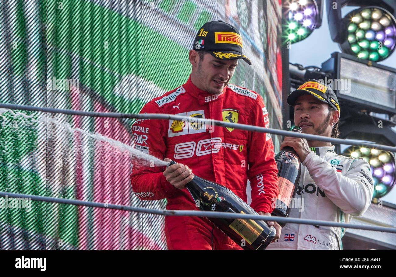 Sieger Ferrari's Monegassischer Pilot Charles Leclerc (L) feiert am 8. September 2019 auf dem Autodromo Nazionale Circuit in Monza den am dritten Platz platzierten britischen Mercedes-Piloten Lewis Hamilton (R) auf dem Podium. (Foto von Robert Szaniszlo/NurPhoto) Stockfoto