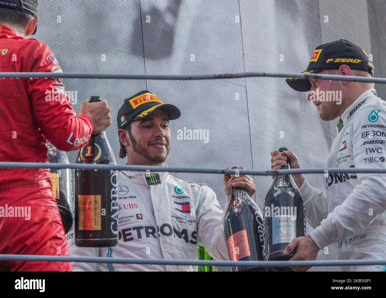 Sieger Ferrari's Monegasque Pilot Charles Leclerc (L) feiert am 8. September 2019 auf dem Autodromo Nazionale Circuit in Monza den zweitplatzierten finnischen Mercedes-Piloten Valtteri Bottas (R) und den drittplatzierten britischen Mercedes-Piloten Lewis Hamilton (C) auf dem Podium. (Foto von Robert Szaniszlo/NurPhoto) Stockfoto
