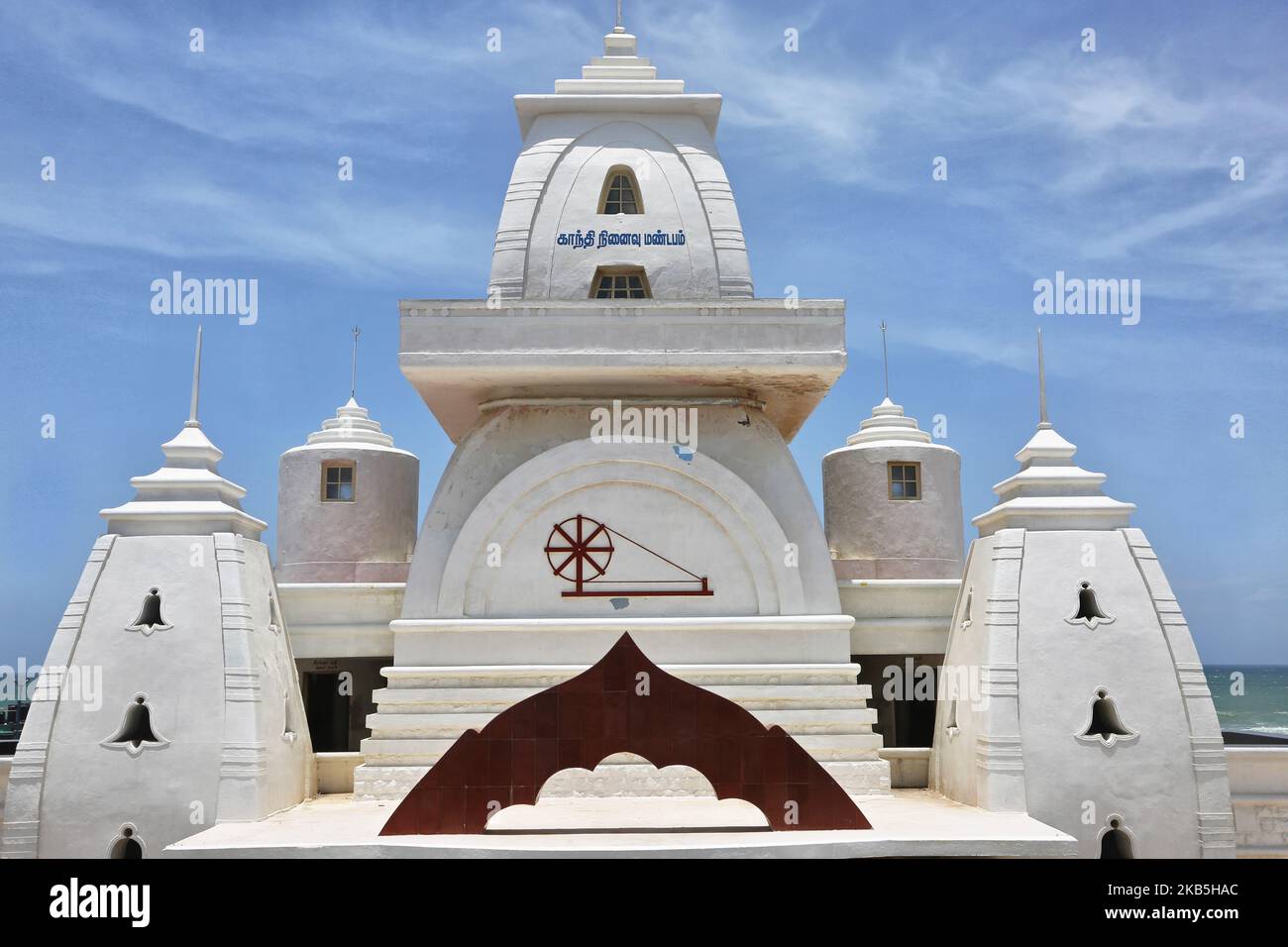 Gandhi Mandapam befindet sich in Kanyakumari, Tamil Nadu, Indien. Das 1956 erbaute Gandhi Mandapam (Gandhi-Denkmal) in Kanyakumari befindet sich an dem Ort, an dem Gandhis Asche aufbewahrt wurde, bevor sie ins Meer verstreut wurde, und weist einzigartige architektonische Details auf, um das Leben des geliebten Führers zu ehren. (Foto von Creative Touch Imaging Ltd./NurPhoto) Stockfoto