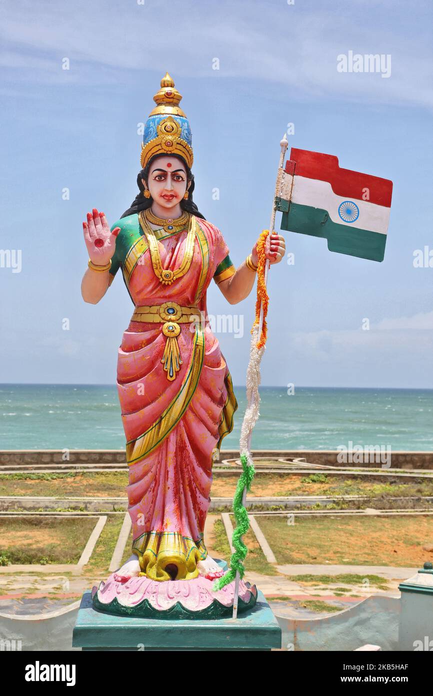 Statue der Mutter Indien vor dem Gandhi Mandapam in Kanyakumari, Tamil Nadu, Indien. Das 1956 erbaute Gandhi Mandapam (Gandhi-Denkmal) in Kanyakumari befindet sich an dem Ort, an dem Gandhis Asche aufbewahrt wurde, bevor sie ins Meer verstreut wurde, und weist einzigartige architektonische Details auf, um das Leben des geliebten Führers zu ehren. (Foto von Creative Touch Imaging Ltd./NurPhoto) Stockfoto