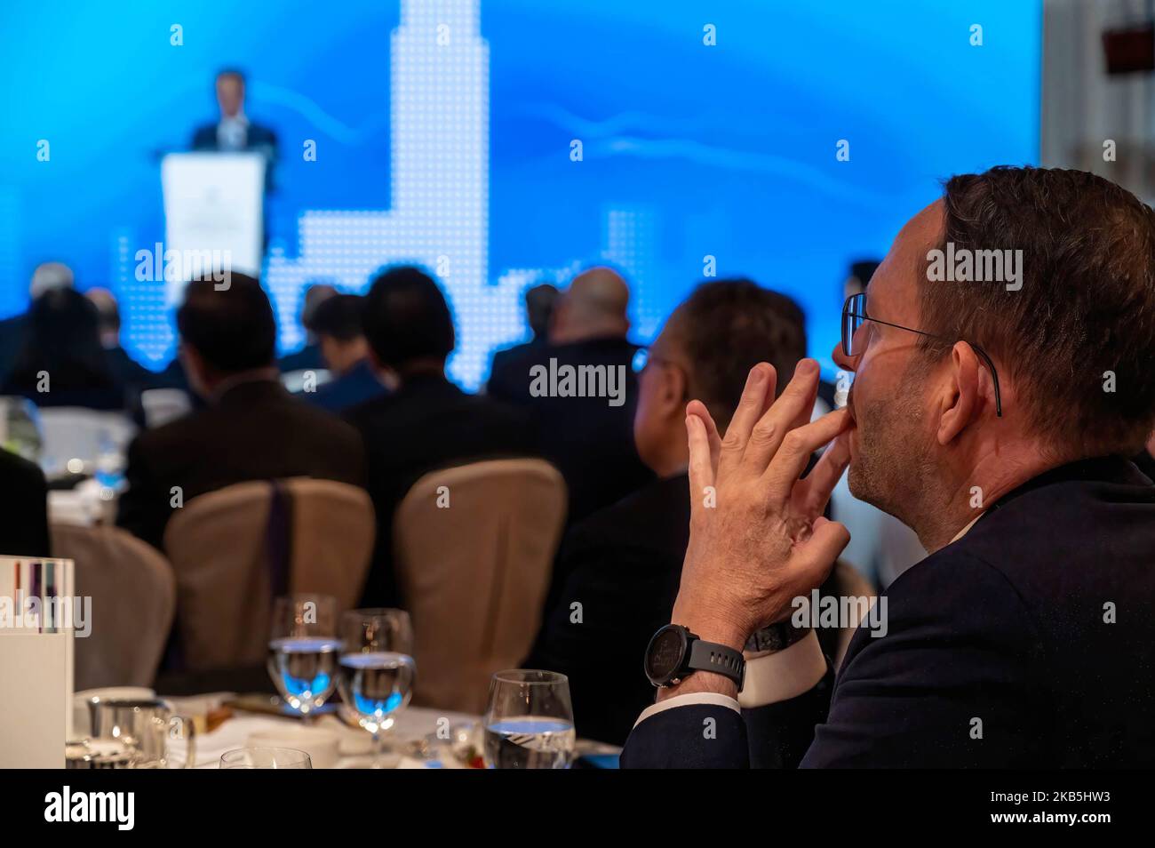 Hongkong, China. 02.. November 2022. Ein Teilnehmer hört einer Rednerliste während des Global Financial Leaders Investment Summit in Hongkong zu. Kredit: SOPA Images Limited/Alamy Live Nachrichten Stockfoto