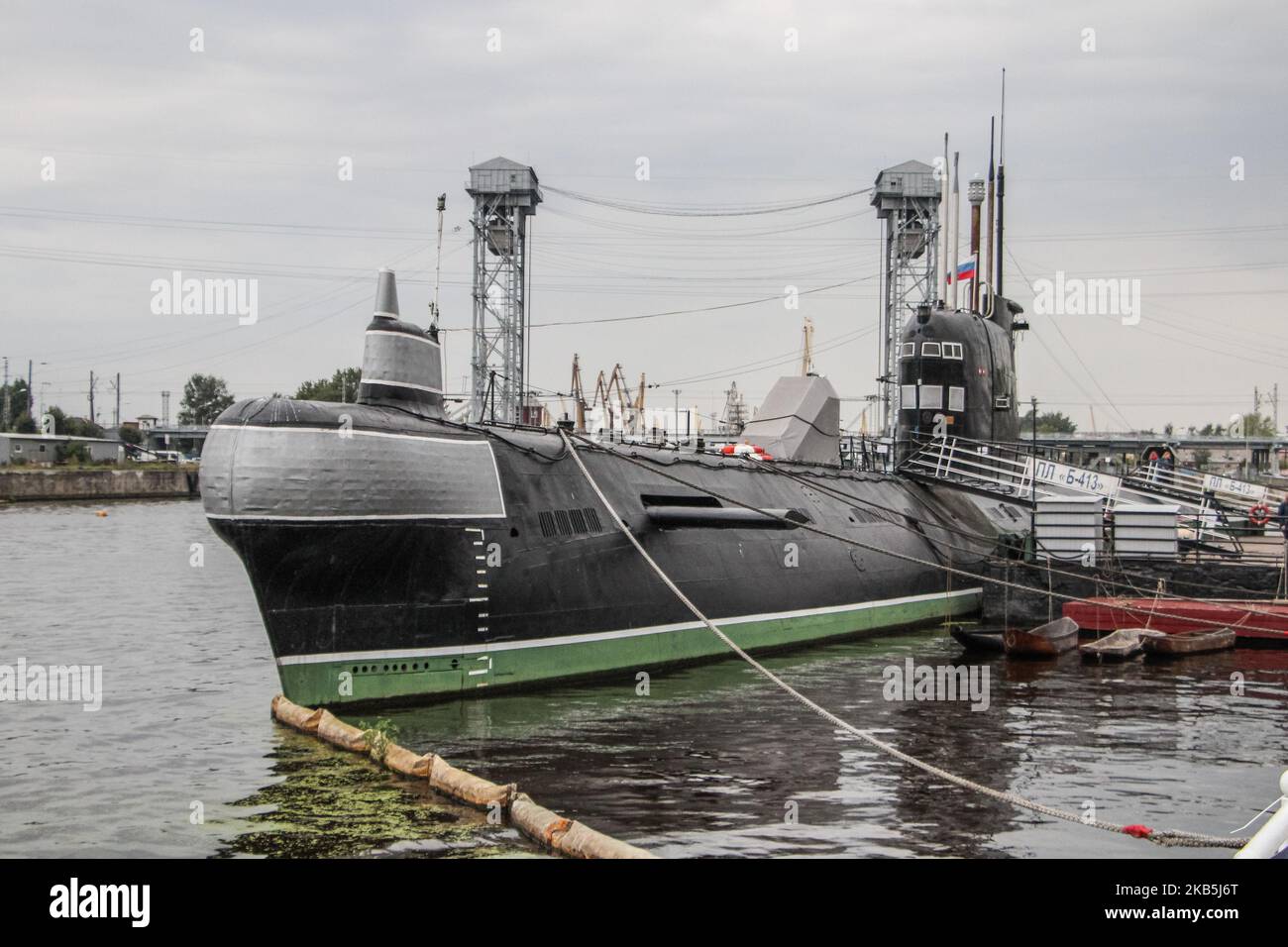 Das U-Boot B-413 (NATO Foxtrot) ist am 7. September 2019 im Museum des Weltozeans in Kaliningrad, Russland, zu sehen, das 1968 von einem Slipway in Leningrad aus gestartet wurde, der zwischen 1969 und 1990 innerhalb der 4. U-Boot-Geschwader der Nordflotte des Roten Banners patrouilliert wurde. Er ist 90 m lang, mit 22 Torpedos bewaffnet und kann bis zu 5 Tage unter Wasser bleiben und spielte eine große Rolle im Kalten Krieg zwischen der UdSSR und den USA. (Foto von Michal Fludra/NurPhoto) Stockfoto