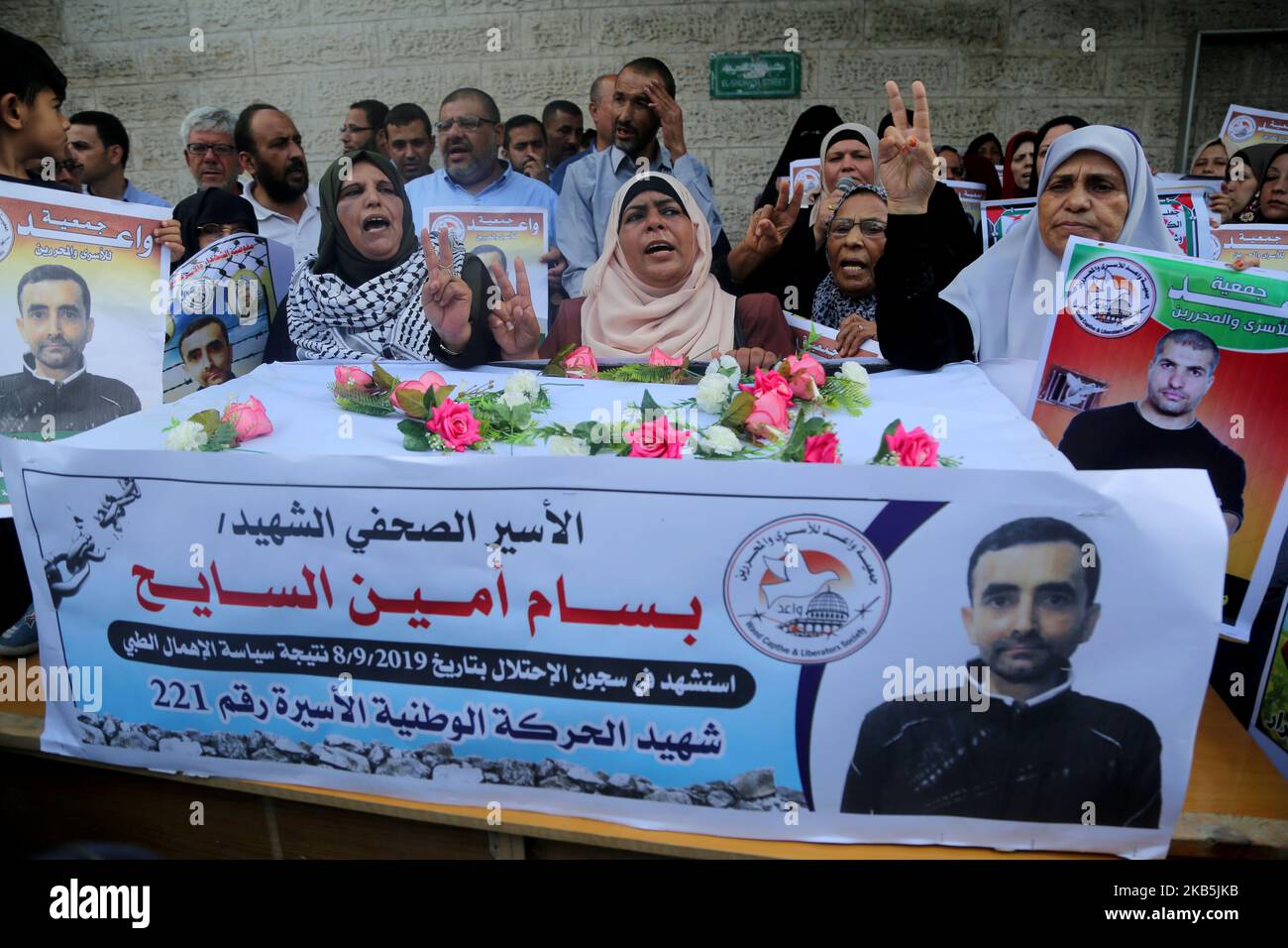 Palästinenser nehmen an einem Protest gegen den Tod des Gefangenen Bassam Al-Sayeh in den israelischen Gefängnissen vor dem Hauptquartier des Roten Kreuzes in Gaza-Stadt am 09. September 2019 Teil. Al-Sayeh, 47, wurde 2015 inhaftiert und 2011 mit Knochenkrebs und 2013 mit Blutkrebs diagnostiziert. (Foto von Majdi Fathi/NurPhoto) Stockfoto