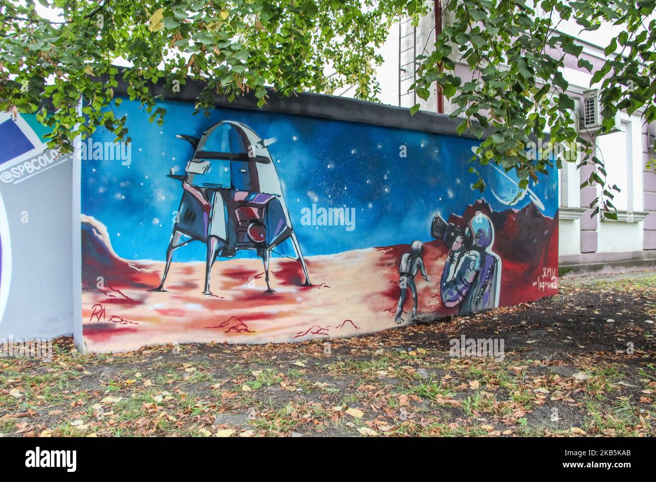 Wandgemälde mit einem Motiv zur Eroberung des Weltraums ist am 8. September 2019 in der russischen Region Königsberg zu sehen (Foto: Michal Fludra/NurPhoto) Stockfoto