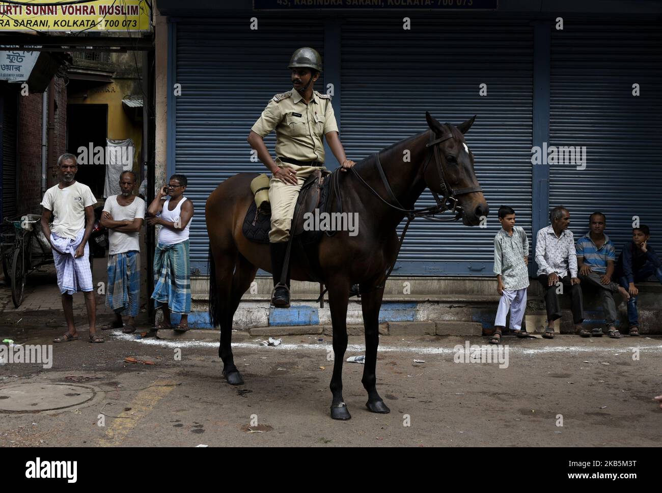 Berittene Polizei während der Prozession von Muharram in Kalkutta, Indien, 10. September 2019. - Aschura ist eine Trauerperiode zum Gedenken an das Martyrium des Enkels des Propheten Mohammad, Imam Hussein, der 680 n. Chr. in der Schlacht von Karbala im heutigen Irak getötet wurde. (Foto von Indranil Aditya/NurPhoto) Stockfoto