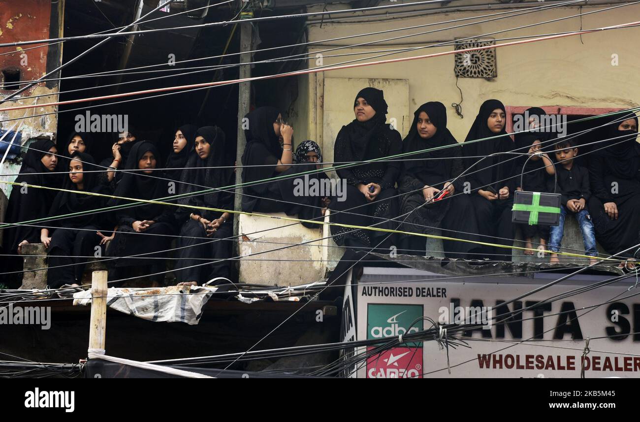 Muslimische Frauen beobachten die Prozession von Muharram in Kalkutta, Indien, 10. September 2019. - Aschura ist eine Trauerperiode zum Gedenken an das Martyrium des Enkels des Propheten Mohammad, Imam Hussein, der 680 n. Chr. in der Schlacht von Karbala im heutigen Irak getötet wurde. (Foto von Indranil Aditya/NurPhoto) Stockfoto