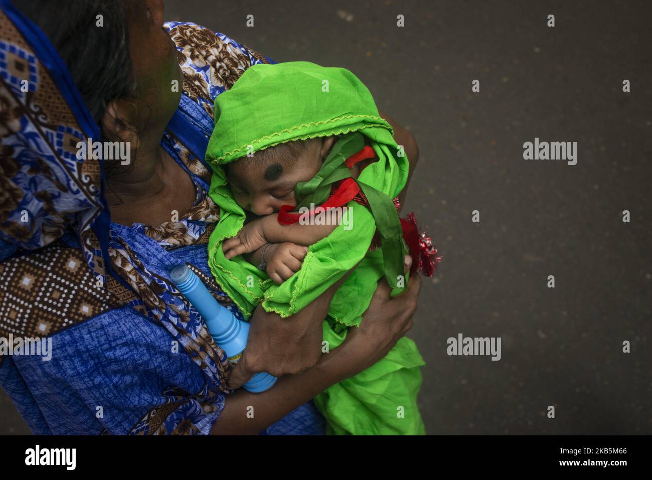 Eine schiitische muslimin mit ihrem Kleinkind nahm an der Trauerkundgebung am Tag der Ashura in Dhaka, Bangladesch, am 10. September 2019 Teil und ging mit ihr. (Foto von Ziaul Haque/NurPhoto) Stockfoto