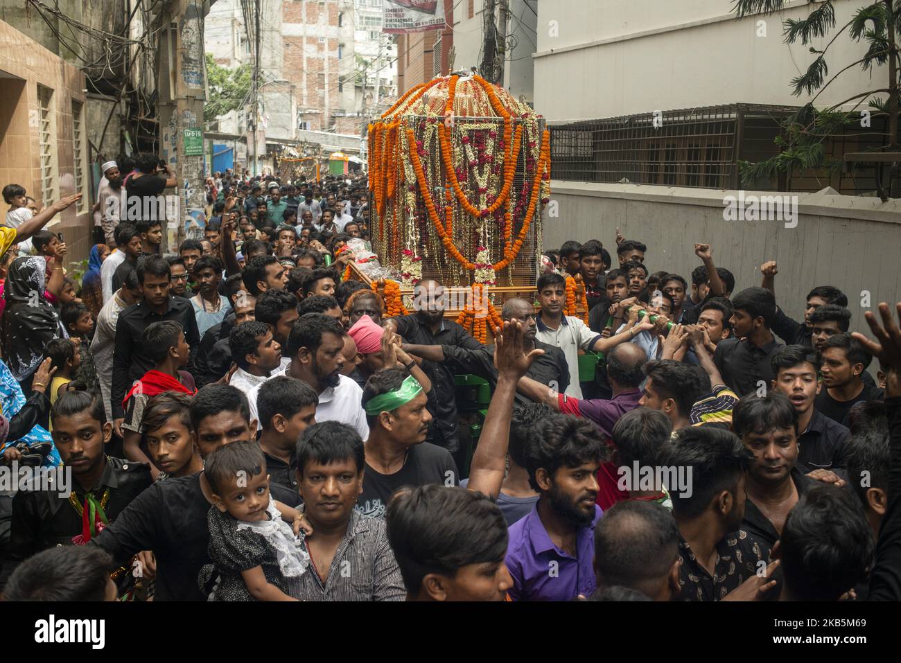 Schiitische muslime gehen mit der Trauerkundgebung am Tag der Aschura in Dhaka, Bangladesch, am 10. September 2019. (Foto von Ziaul Haque/NurPhoto) Stockfoto