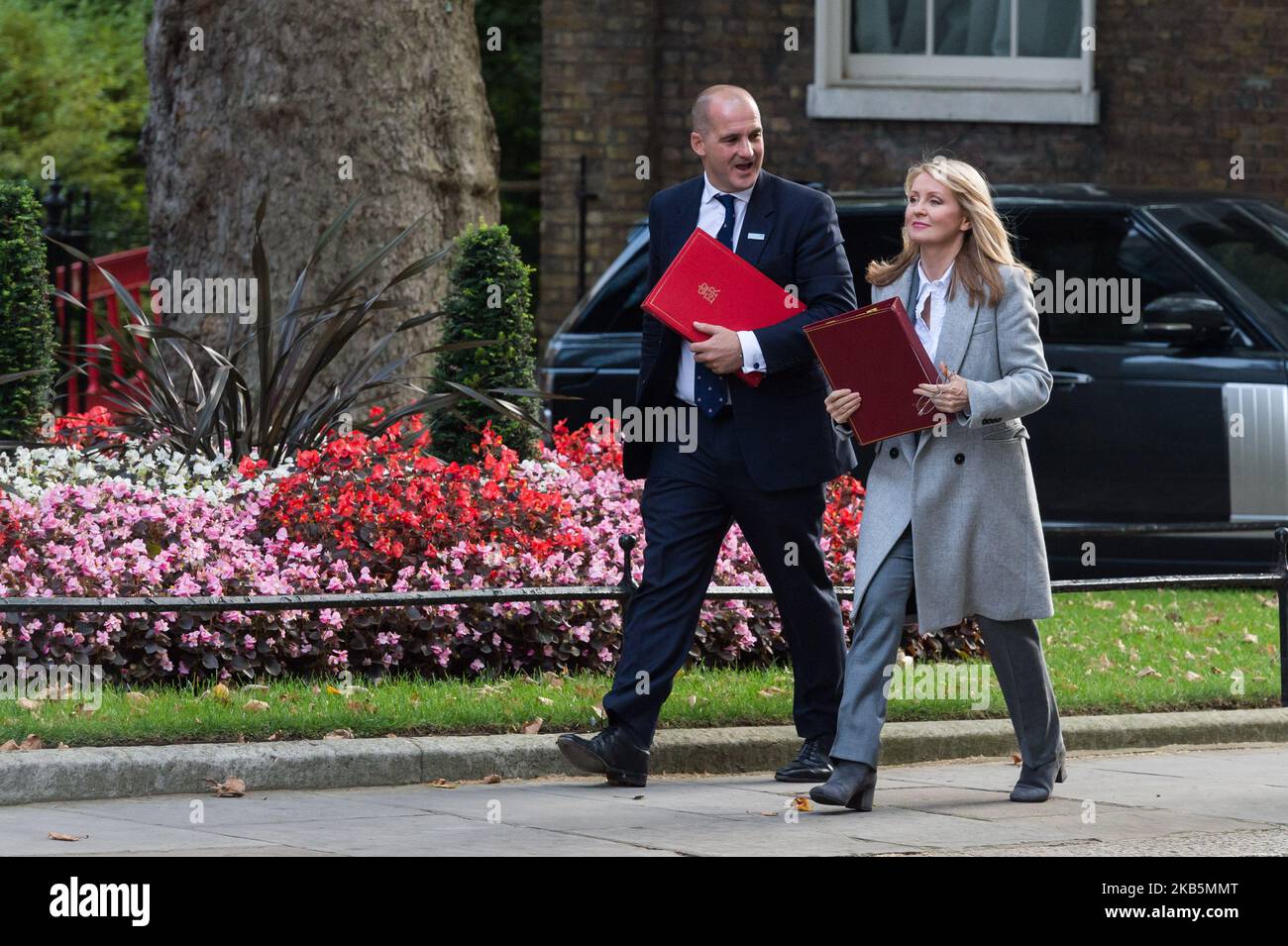 Der Staatsminister (Minister für das nördliche Powerhouse und das lokale Wachstum) Jake Berry (L) und die Staatsministerin für Wohnungsbau Esther McVey (L) nehmen am 10. September 2019 in London, England, an der Kabinettssitzung in der Downing Street 10 Teil. Das britische Parlament hat sich gestern Abend für fünf Wochen vertagt, nachdem der Gesetzesentwurf für die Hinterbank verabschiedet wurde, wonach Premierminister Boris Johnson eine Verlängerung von Artikel 50 beantragen muss, wenn bis zum 19. Oktober kein Brexit-Abkommen besteht. (Foto von Wiktor Szymanowicz/NurPhoto) Stockfoto