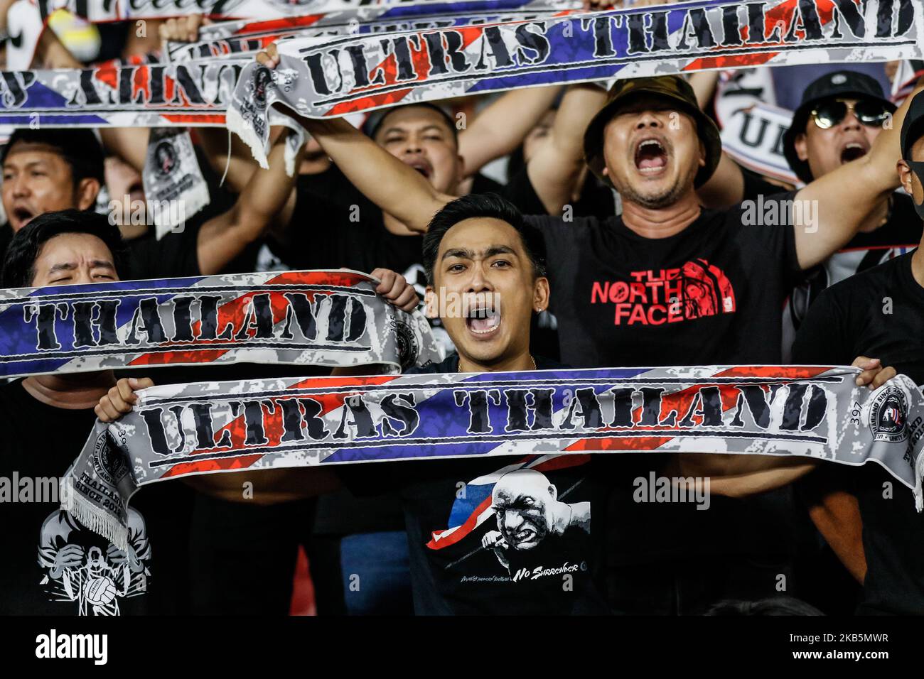 Thailands Fans rufen beim Qualifikationsspiel der FIFA Fußball-Weltmeisterschaft 2022 zwischen Indonesien und Thailand am 10. September 2019 im Gelora Bung Karno-Stadion in Jakarta, Indonesien, Slogans auf. (Foto von Andrew Gal/NurPhoto) Stockfoto