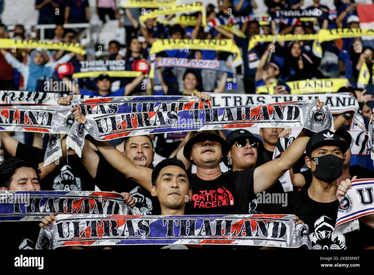 Thailands Fans rufen beim Qualifikationsspiel der FIFA Fußball-Weltmeisterschaft 2022 zwischen Indonesien und Thailand am 10. September 2019 im Gelora Bung Karno-Stadion in Jakarta, Indonesien, Slogans auf. (Foto von Andrew Gal/NurPhoto) Stockfoto